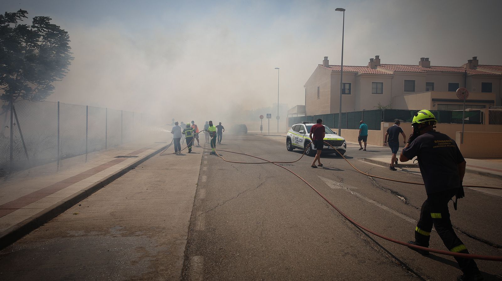 El fuego llega a las  casapuertas en Jerez