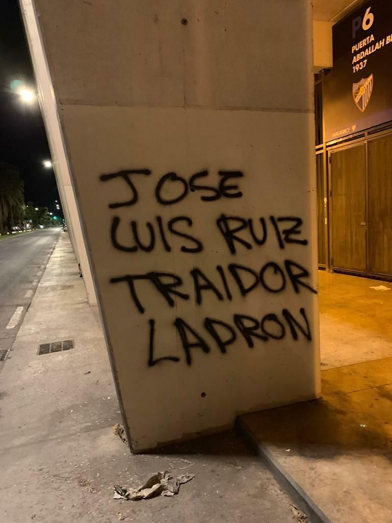 Más pintadas en La Rosaleda contra los Al-Thani, Caminero y Jofre