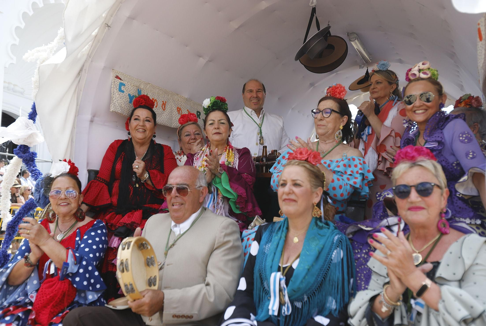 Un carro de la Hermandad de Huelva ante la ermita en El Rocío 2023