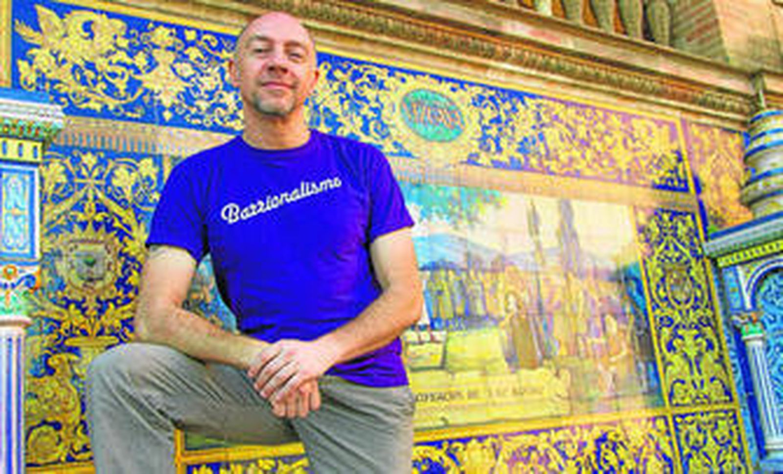 Rafa Iglesias, en el banco de Vizcaya, de su Baracaldo natal, junto al paño cerámico de la pacificación de los Bandos.