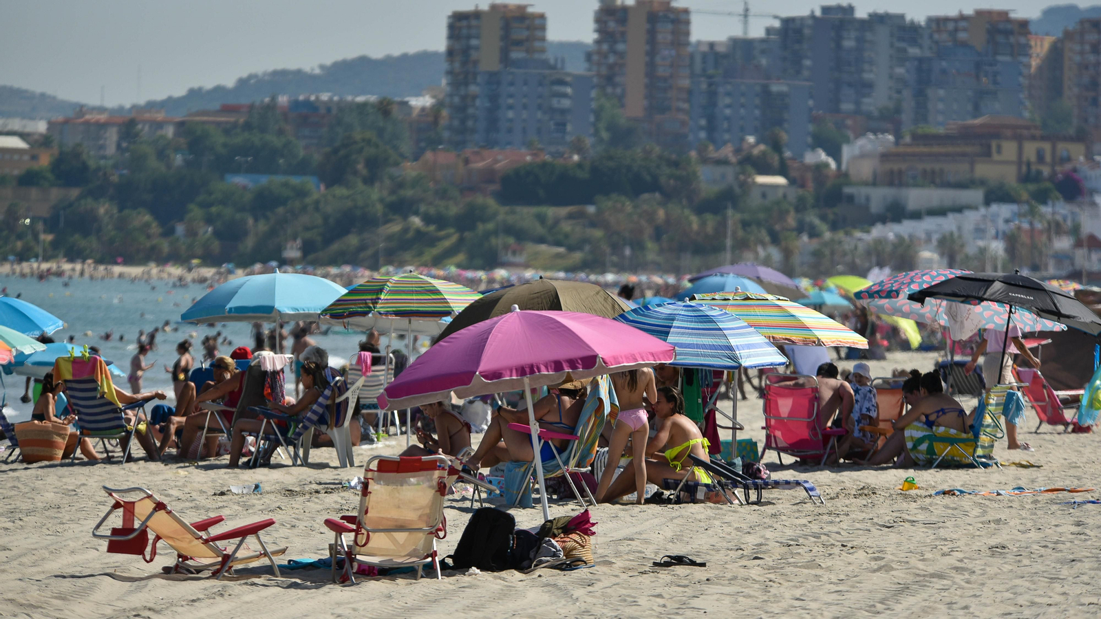 Fotos de la tarde en la playa del El Rinconcillo en plena ola de calor