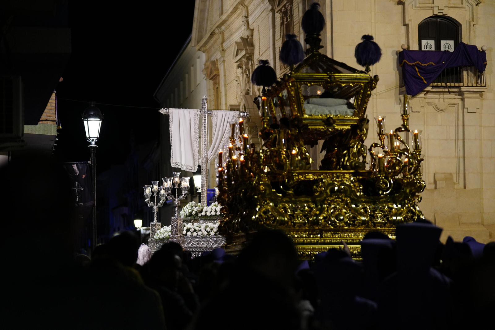 Viernes Santo en Lucena: Emoción ante el paso del Santo Entierro Viernes Santo en Lucena: Emoción ante el paso del Santo Entierro