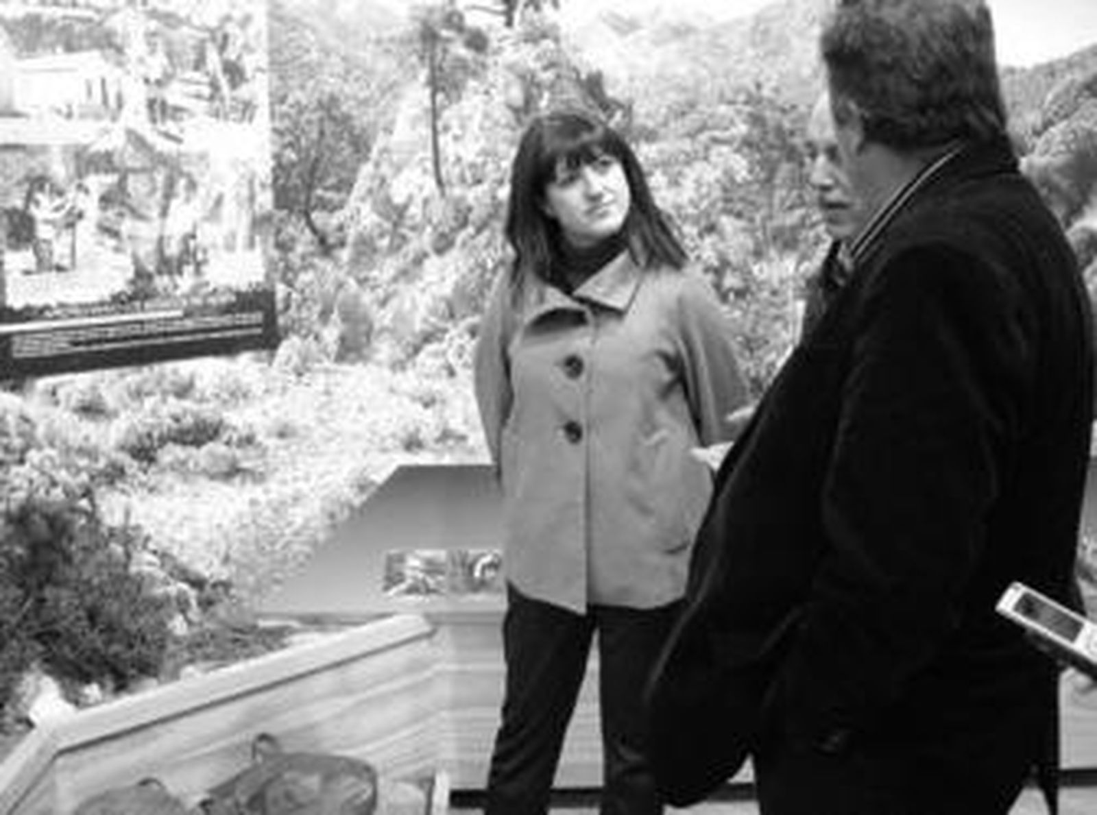 La delegada de Medio Ambiente, Marina Martín, inauguró ayer el punto de información de La Resinera.