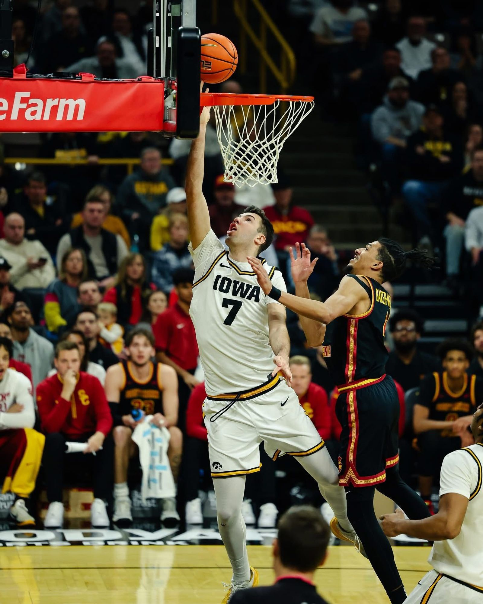 NCAA: Álvaro Folgueiras, partidazo en la victoria apretada de Iowa