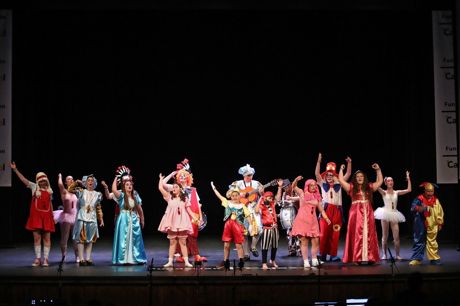 La comparsa infantil de Puerto Real canta en la primera semifinal de adultos.