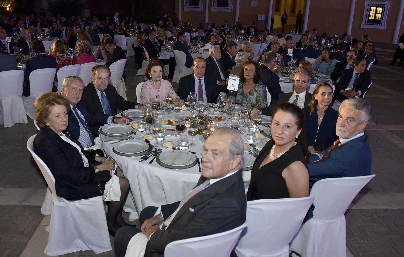 Pilar Crespi, José Ramón del Río, Antonio Burgos, Isabel Herce, Curro Romero, Carmen Tello, Alfredo Ribelles, Rosario Angulo, Francisco Trujillo y señora, y José Bohórquez.