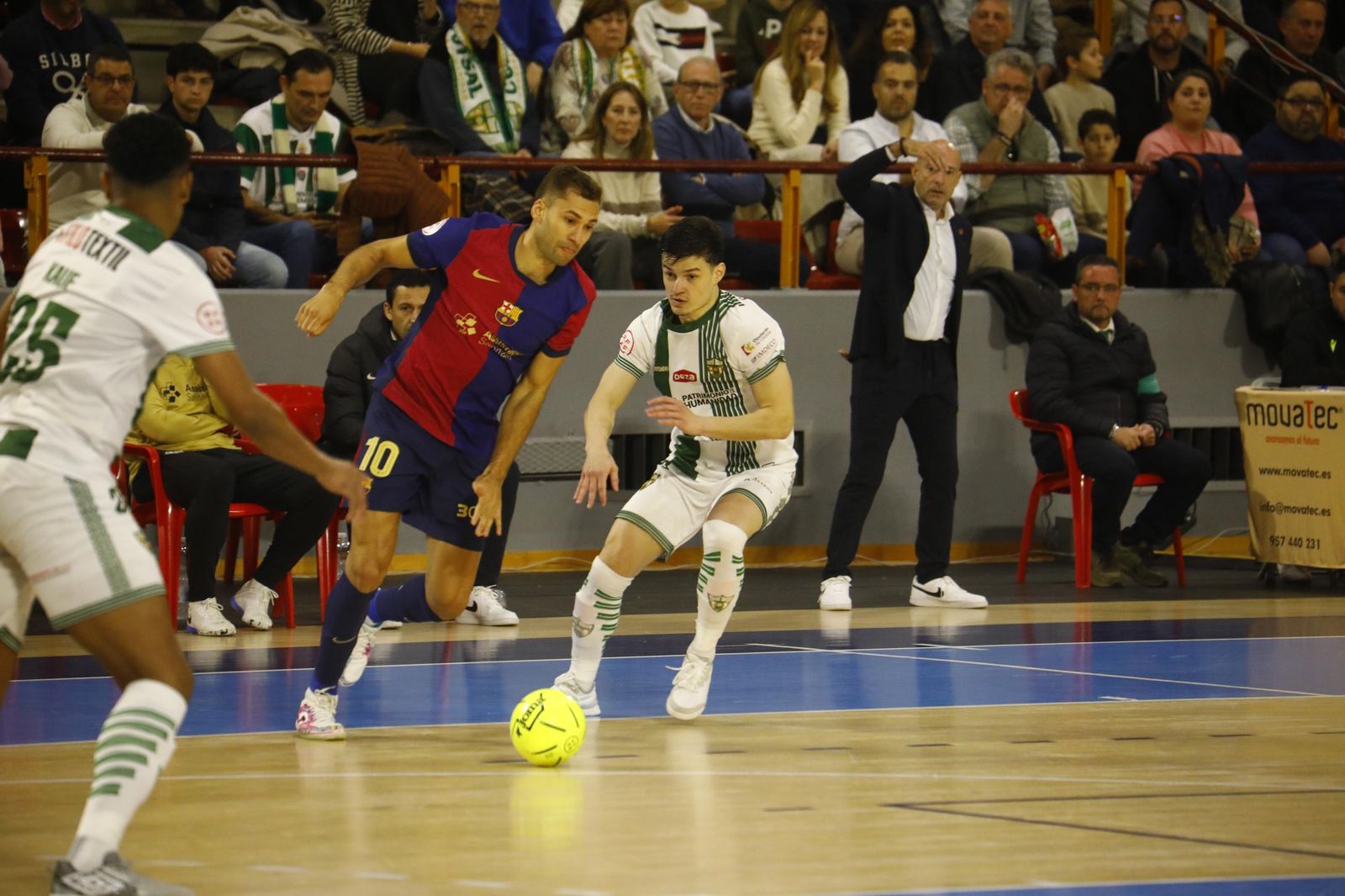 Las mejores fotos del ambiente en Vista Alegre para el Córdoba Futsal - Barça