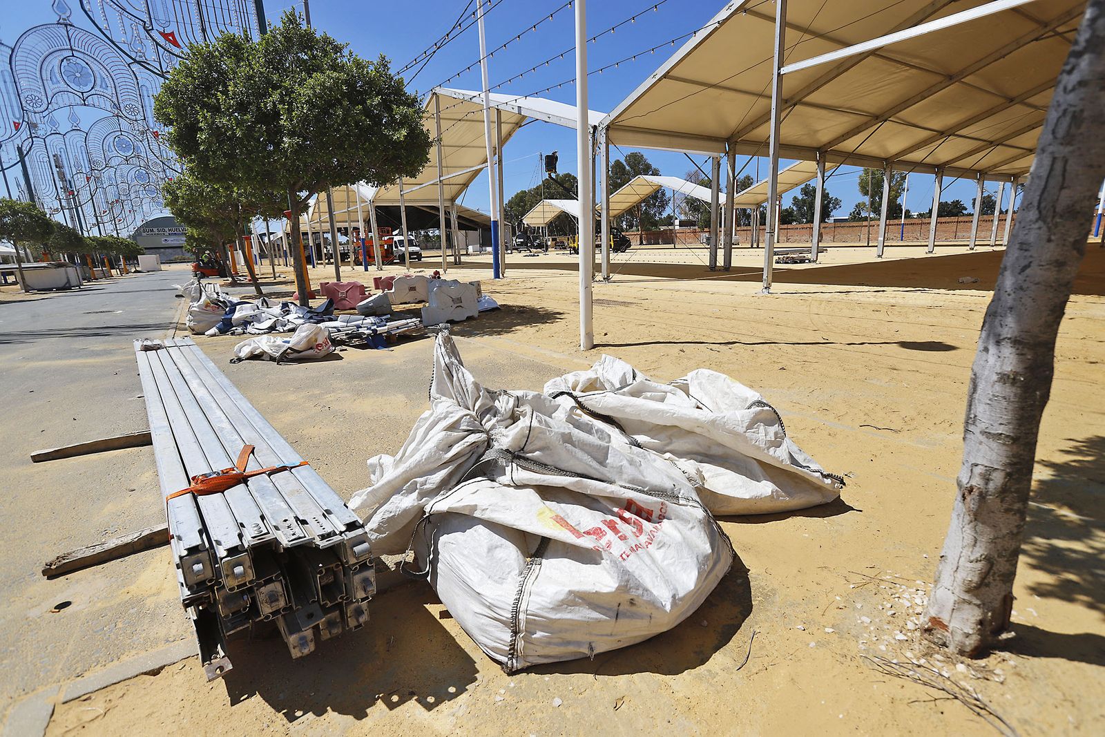 Visita al recinto ferial para supervisar los preparativos de cara a la celebración de las Fiestas Colombinas 2023