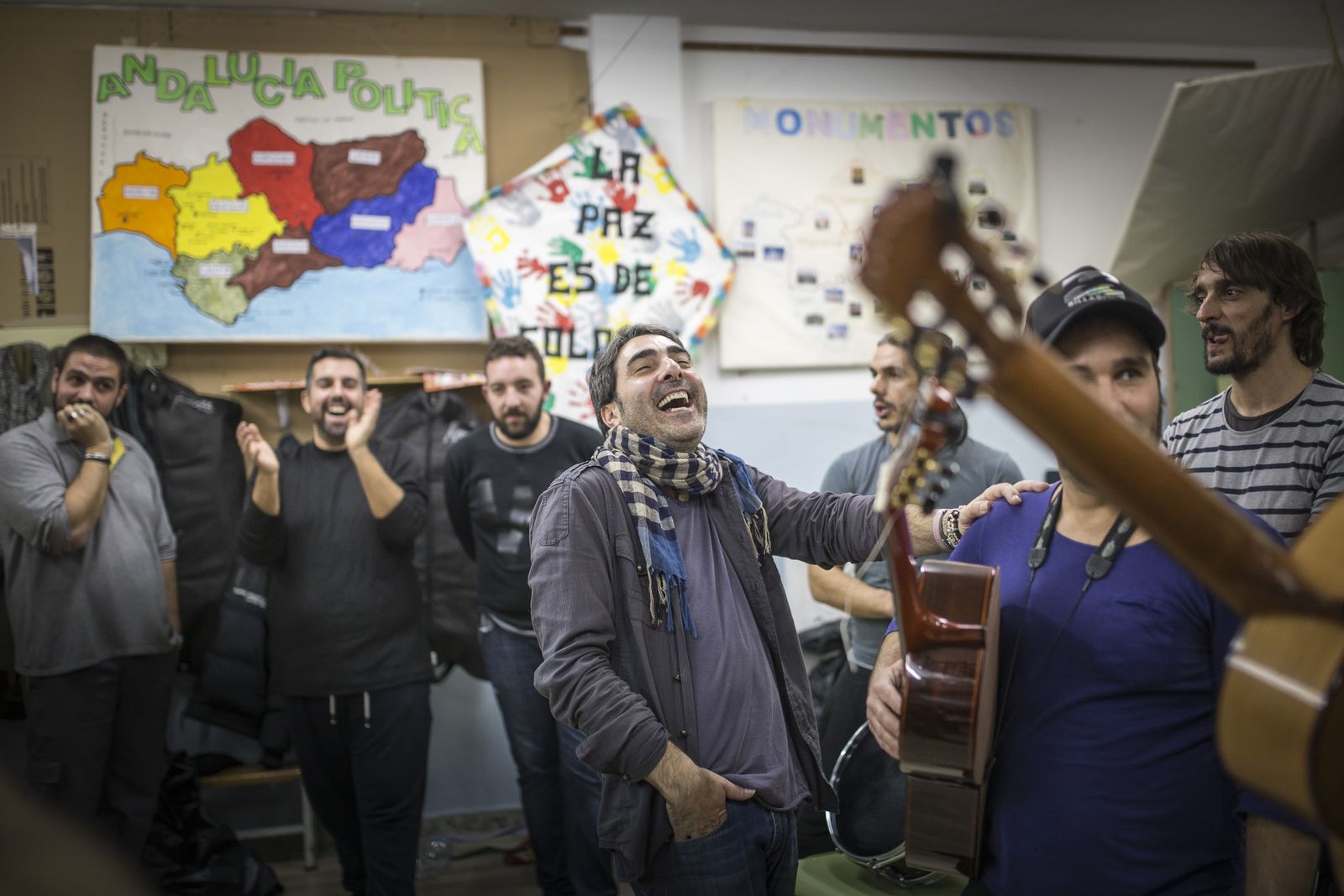 Martínez Ares en mitad de su grupo en un ensayo previo al debut de 'Los cobardes' en el COAC 2016.