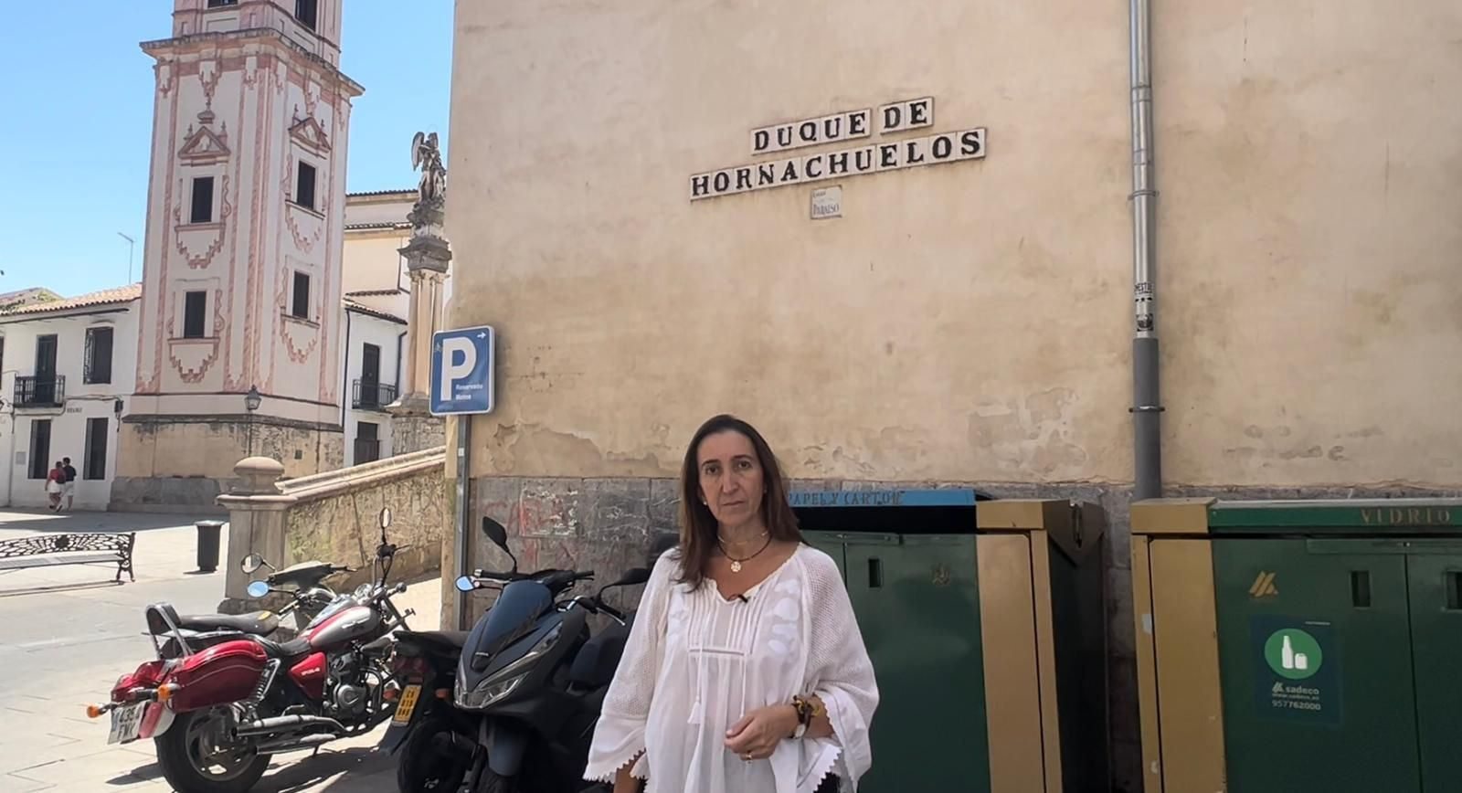 La concejala de Vox Paula Badanelli, ante los contenedores.