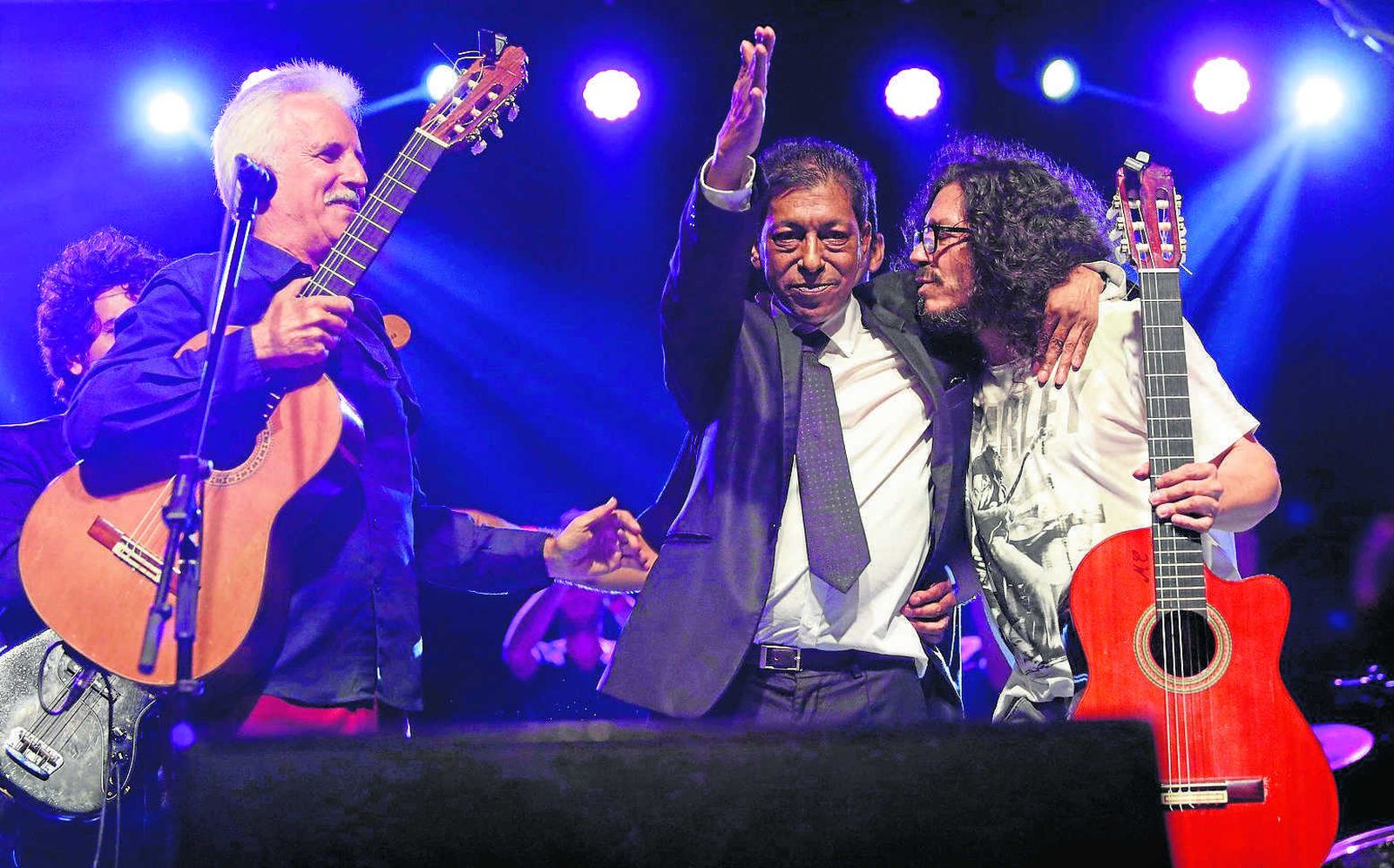 Rafael Amador, centro, con Kiko Veneno, izquierda y Raimundo Amador en 2015.