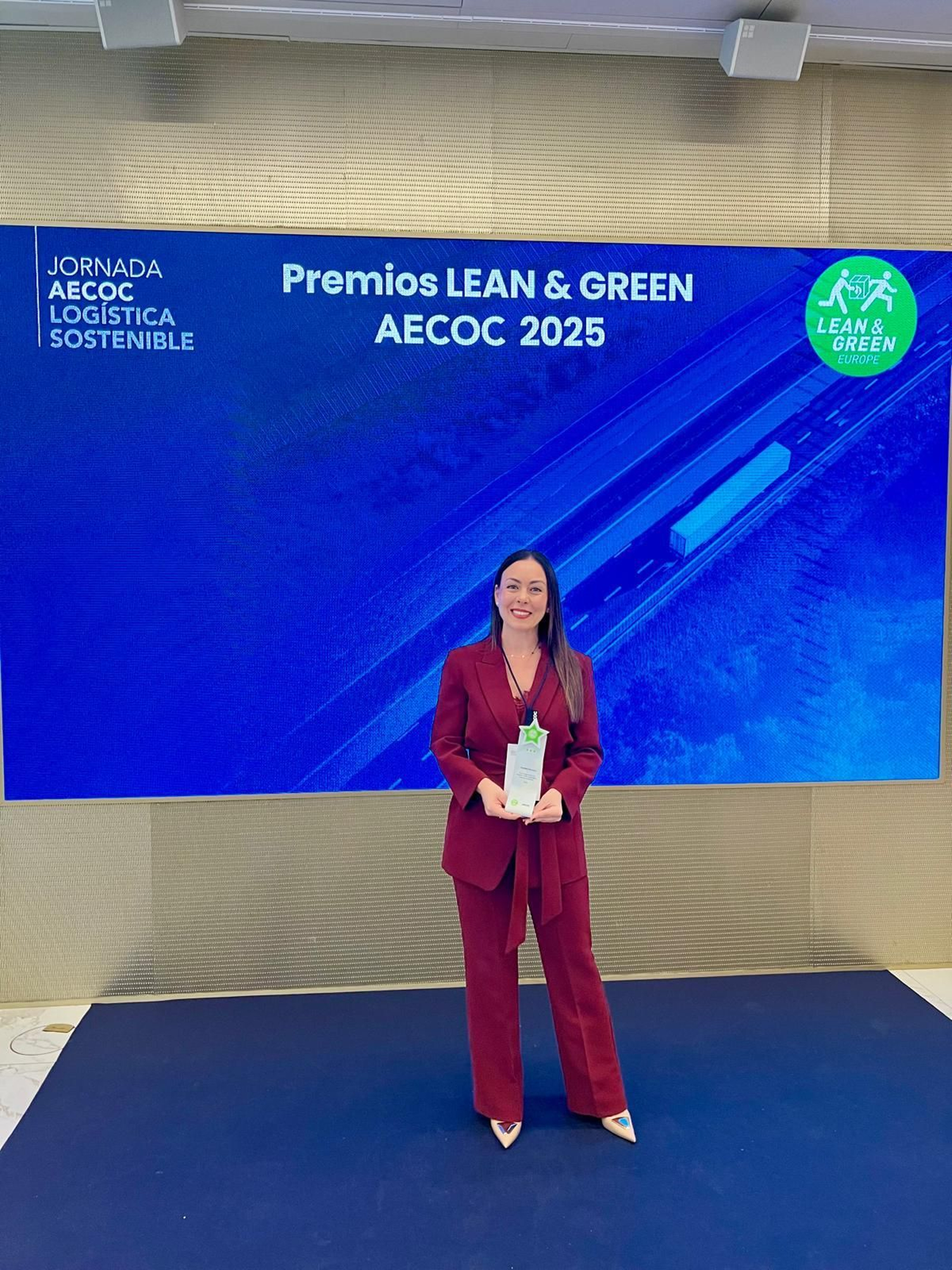 Cristina Cano recibe el premio.