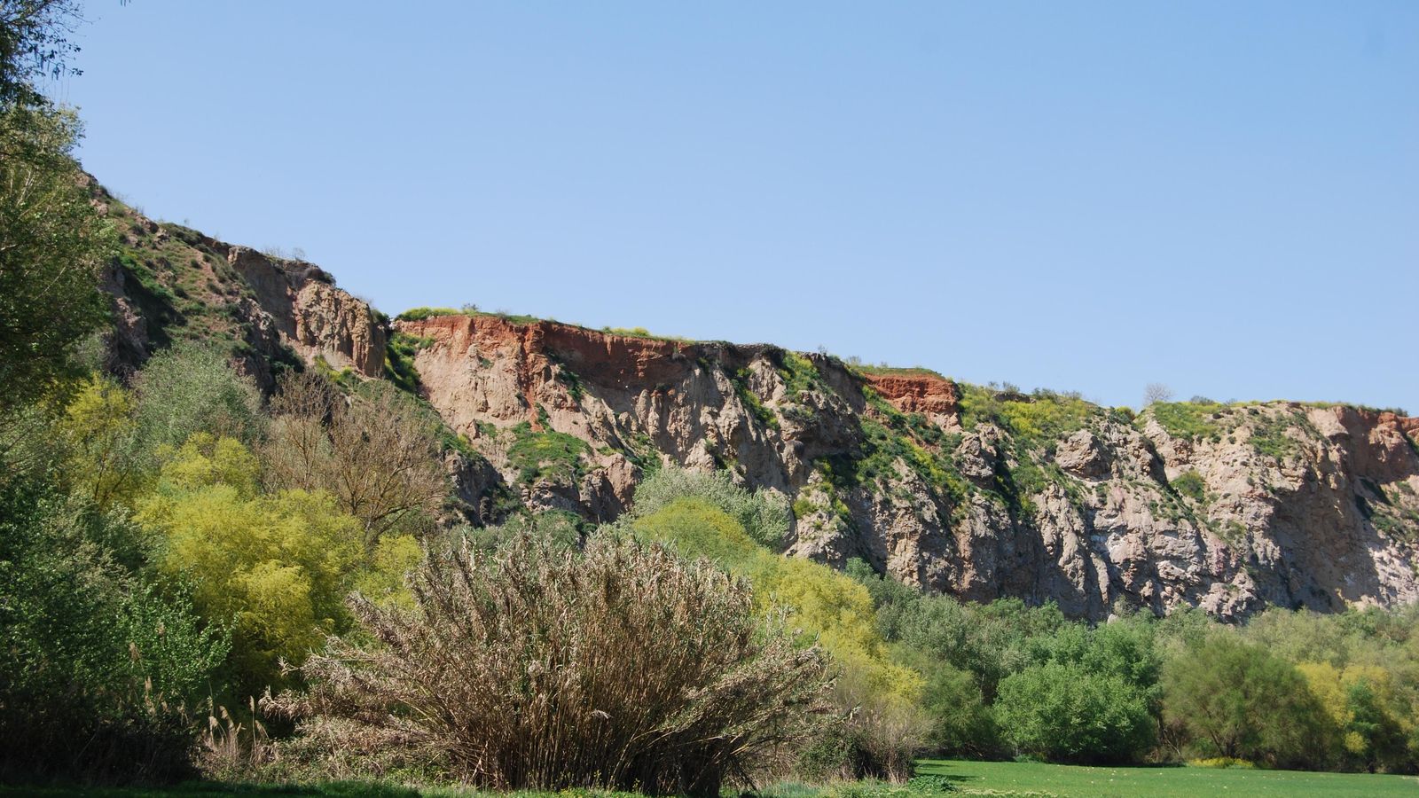 La ribera del río Genil discurre por Cuevas Bajas.