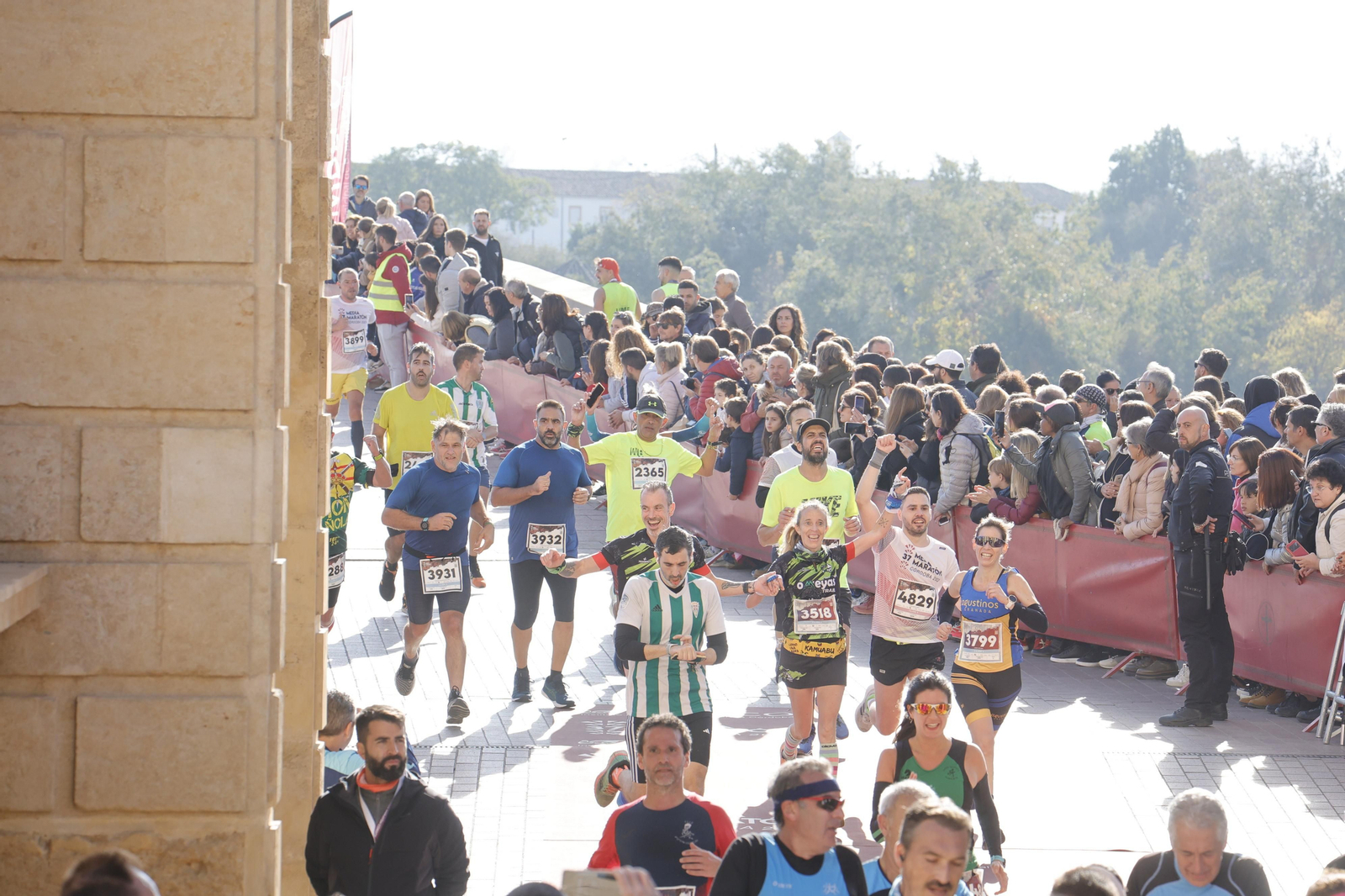 Media Maratón de Córdoba 2023: La gloria de cruzar la Puerta del Puente, en imágenes