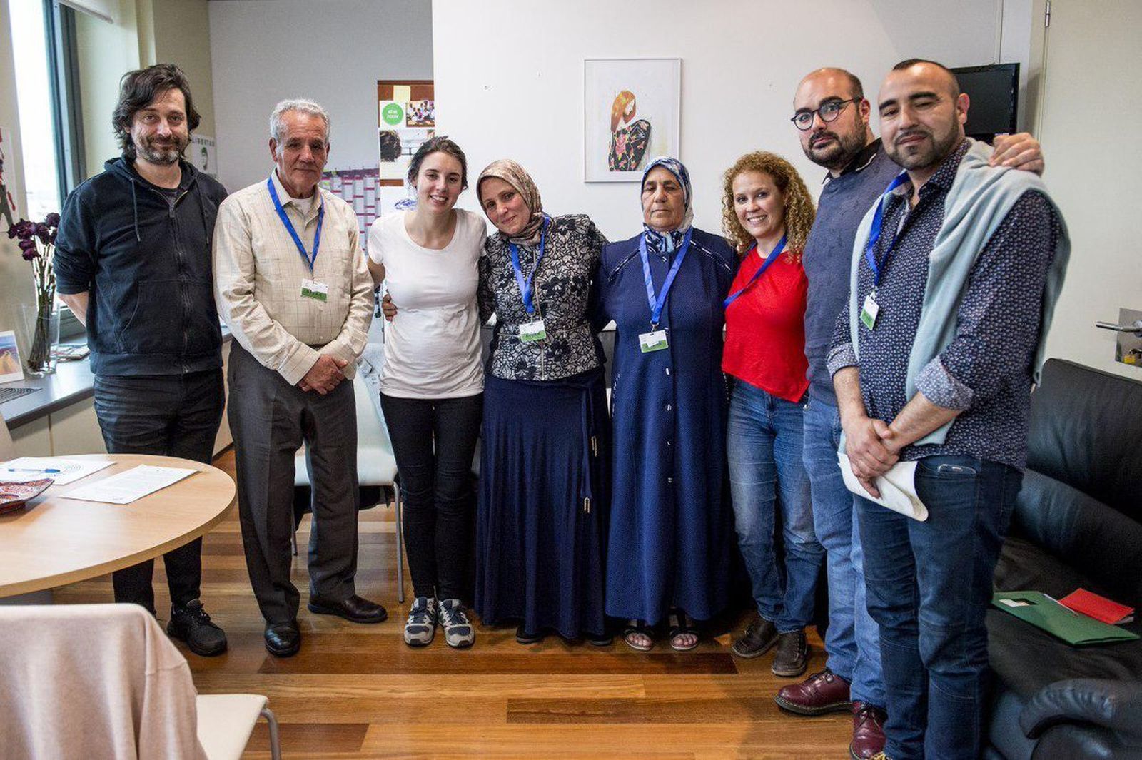 Los diputados de Podemos Rafael Mayoral e Irene Montero con activistas rifeños el lunes en el Congreso.