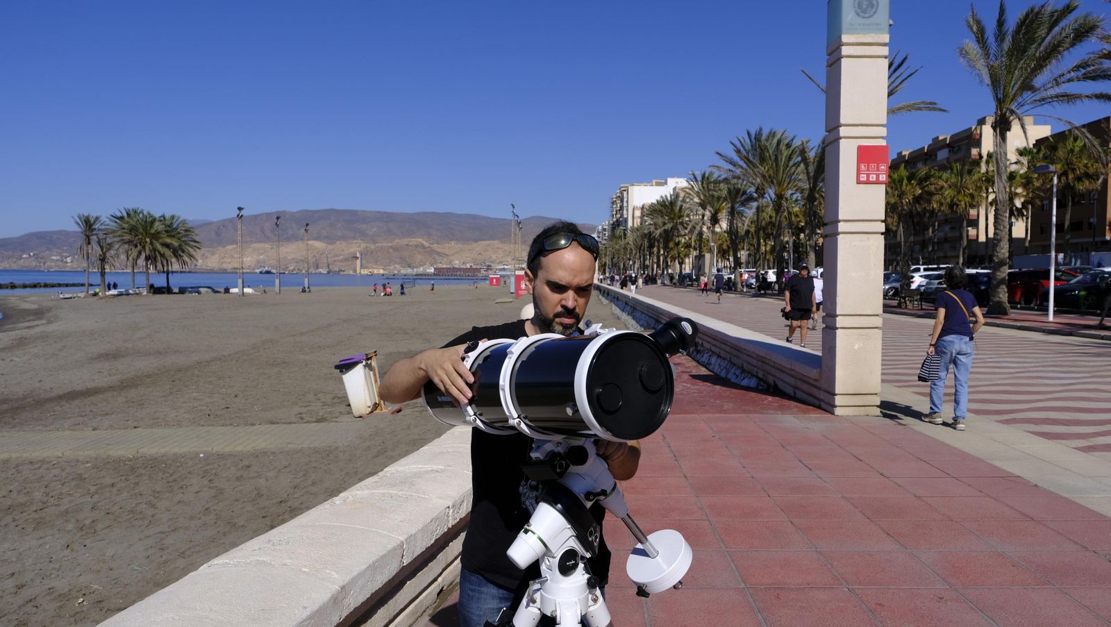 Almería observa el eclipse solar desde el Paseo Marítimo, en imágenes