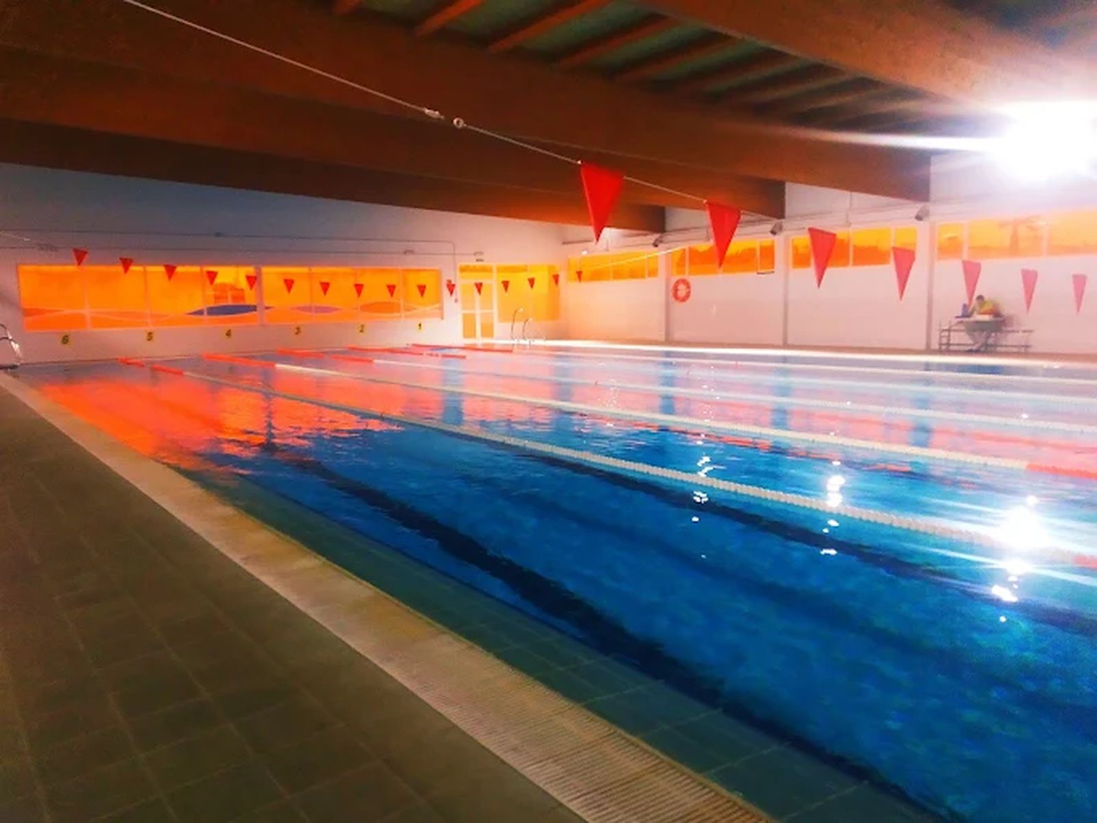 Piscina cubierta de Cuevas.