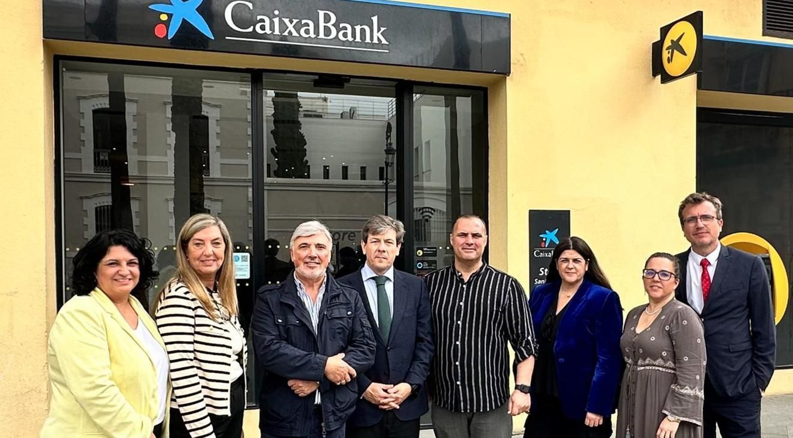 CaixaBank y Apysan han firmado en Sanlúcar un convenio de colaboración.
