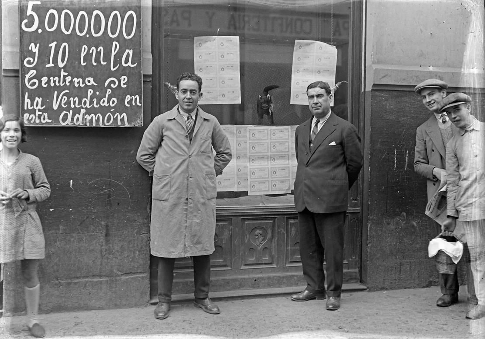 Administración de loterías de Miguel Escámez Arqueros, en calle Amor de Dios 62. El propietario posando ante la fachada (