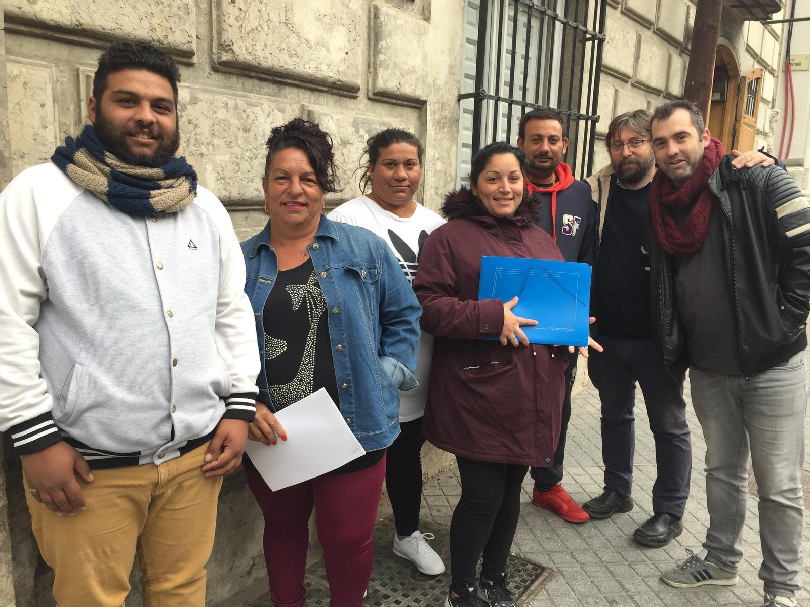 Patxi Velasco, el segundo por la derecha, junto a trabajadores y vecinos del barrio.