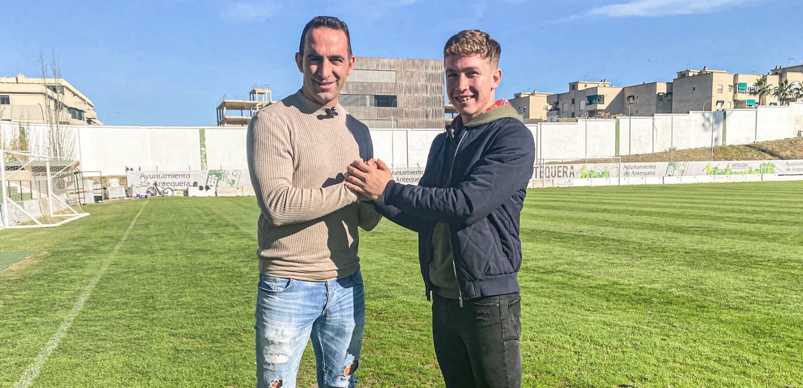 Alberto Aguilar saluda a uno de sus jugadores en el Antequera.