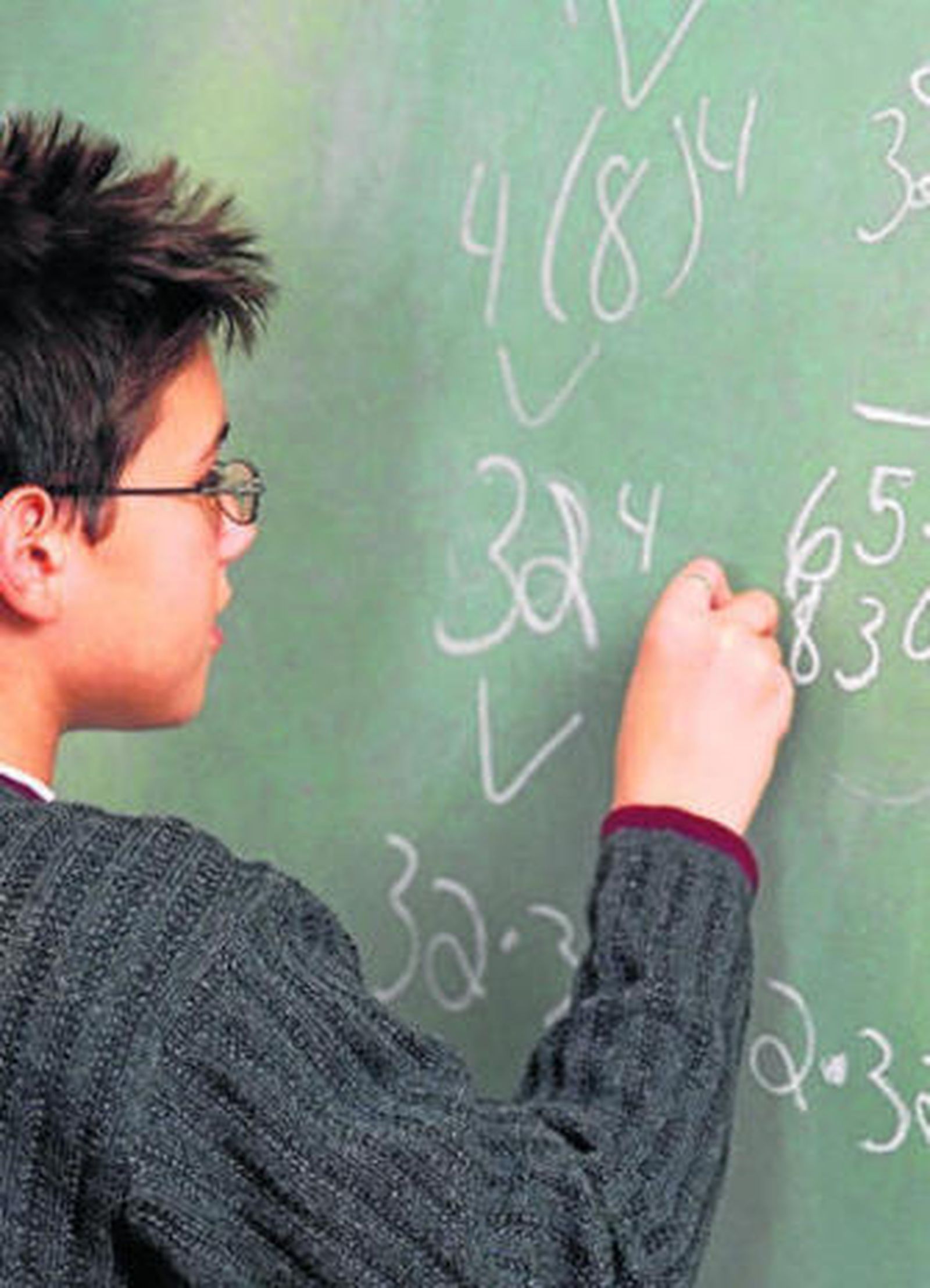 Una joven realiza operaciones matemáticas.