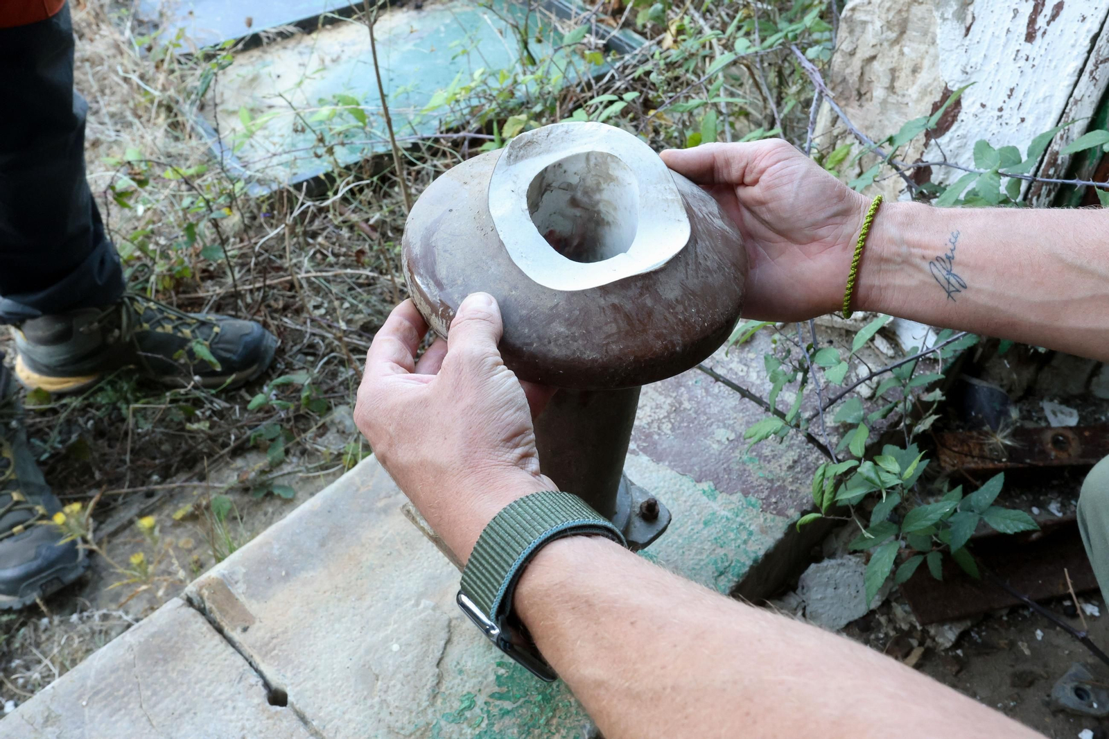 Aislador eléctrico roto