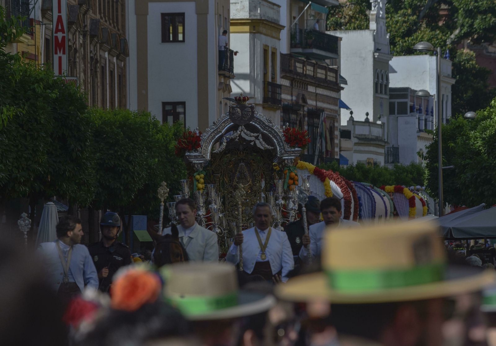 La salida de la Hermandad del Rocío de Triana, en imágenes