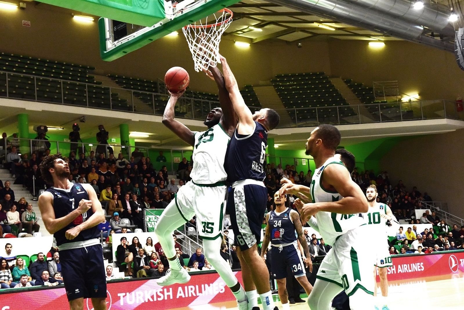 Ndoye trata de anotar en un partido de esta campaña de la Eurocup ante Cain, del Brescia italiano.