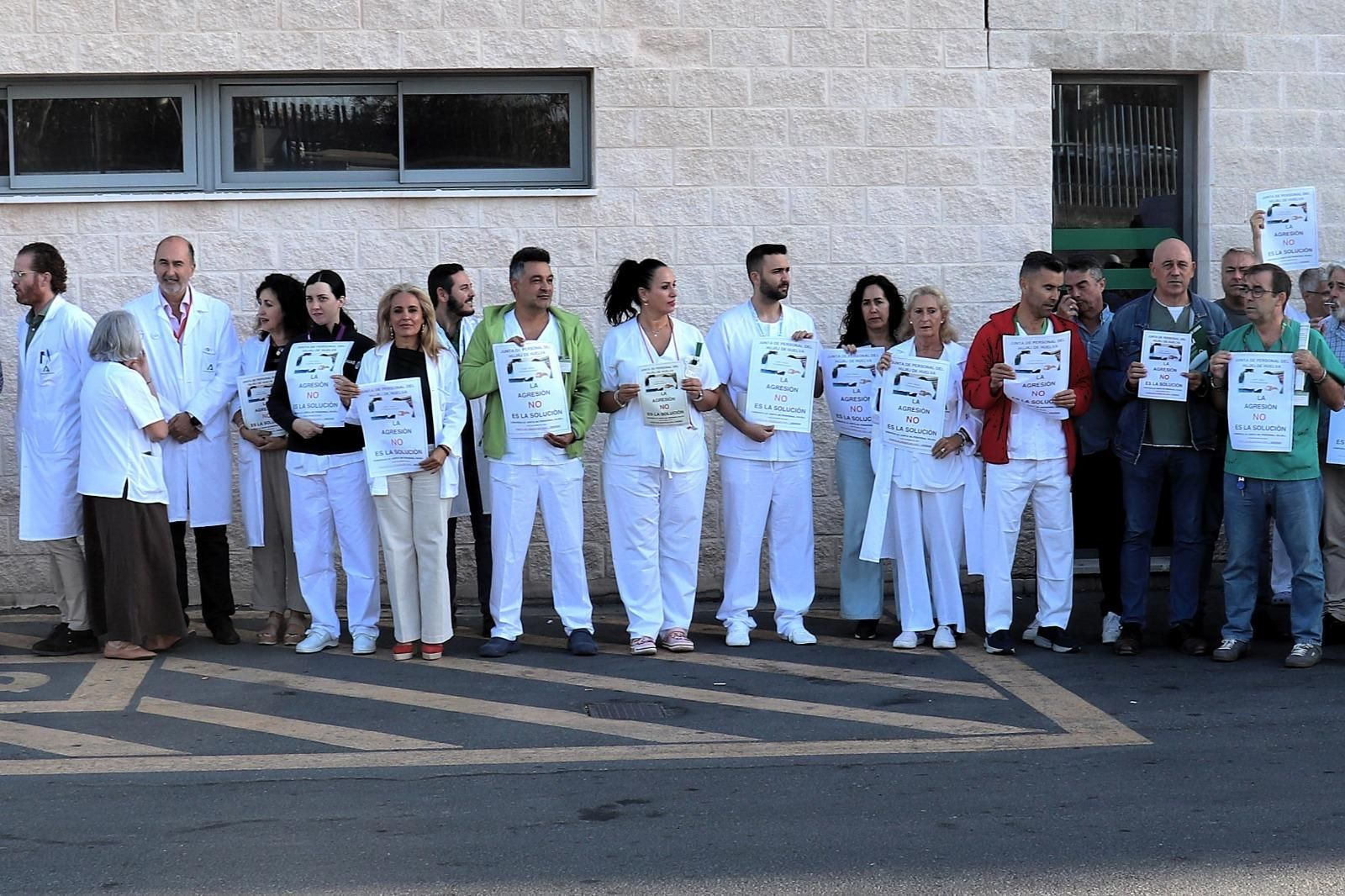 Concentración del personal sanitario del Hospital Juan Ramón Jiménez por la agresión a un trabajador.