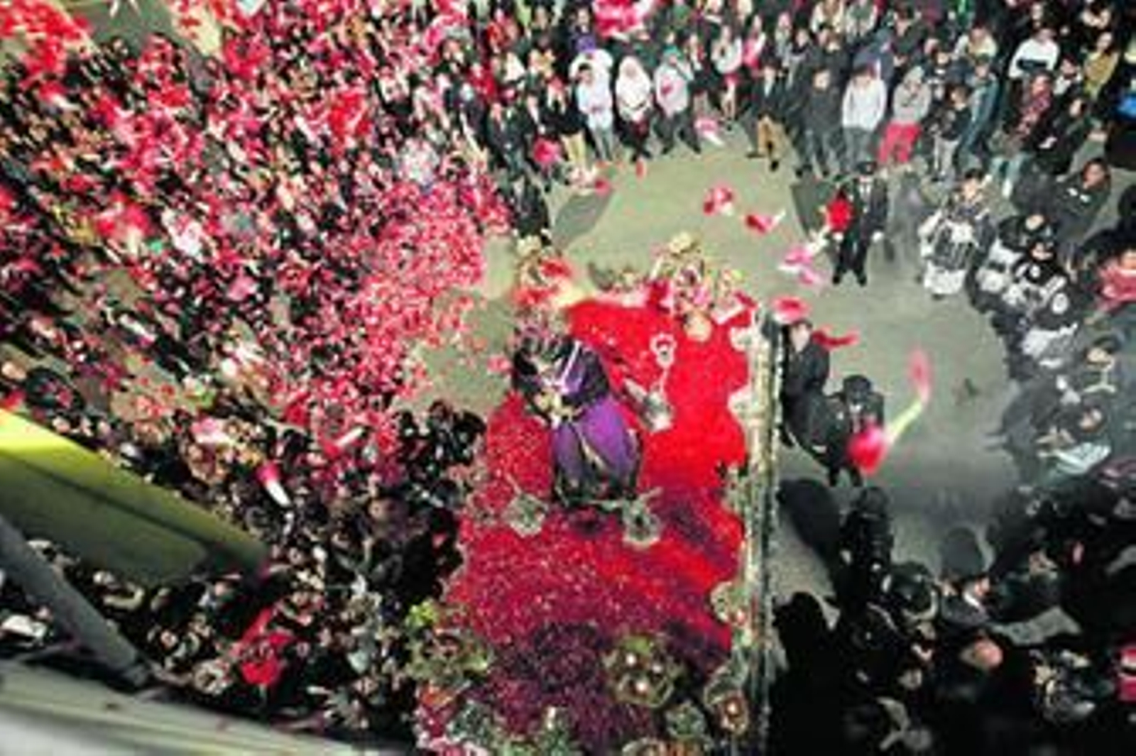 El Medinaceli de La Línea recibe una lluvia de pétalos durante su salida procesiónal de anoche.