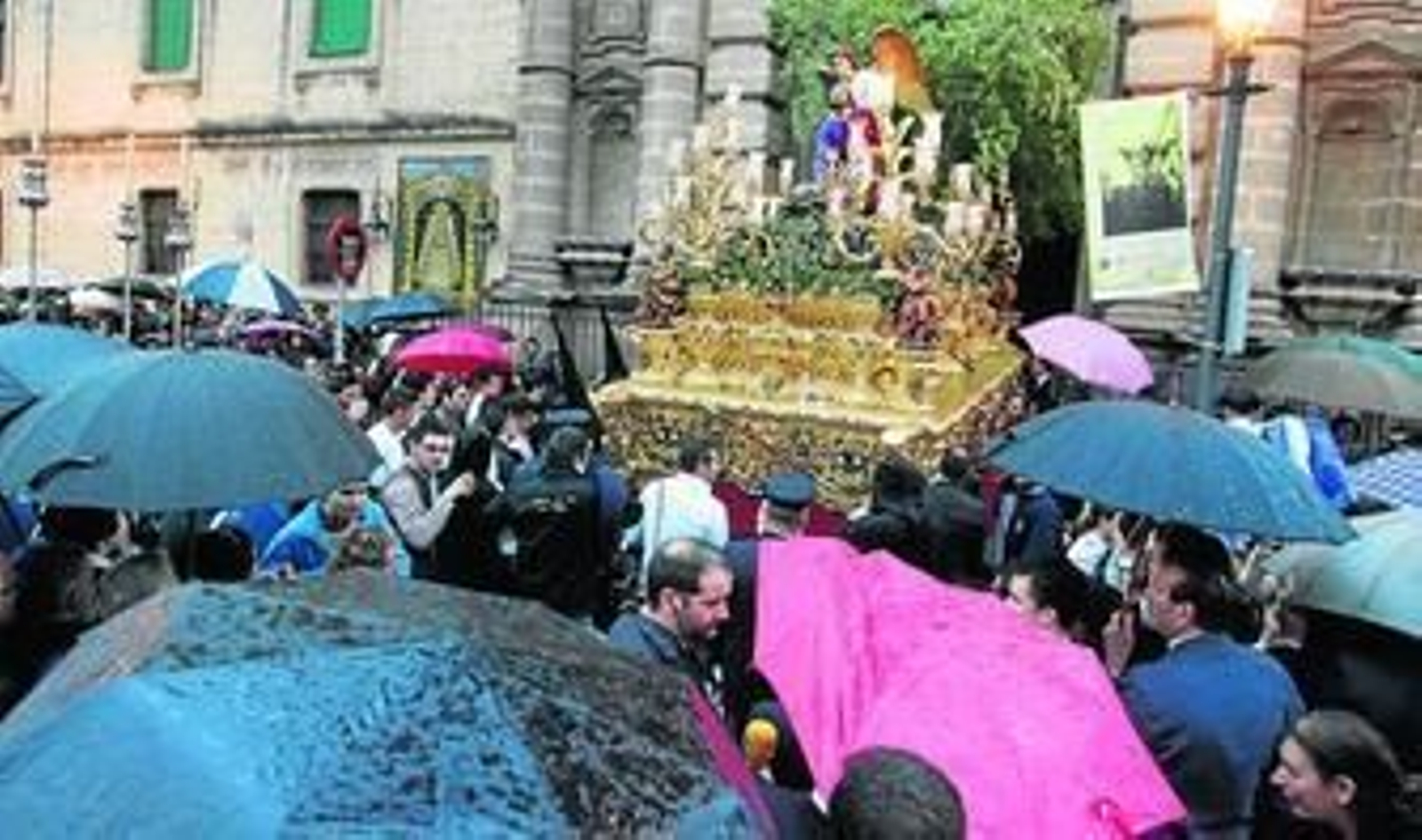 Instante en el que el misterio de la Oración en el Huerto salía de Santo Domingo, el pasado Jueves Santo, justo cuando empezaba a llover.
