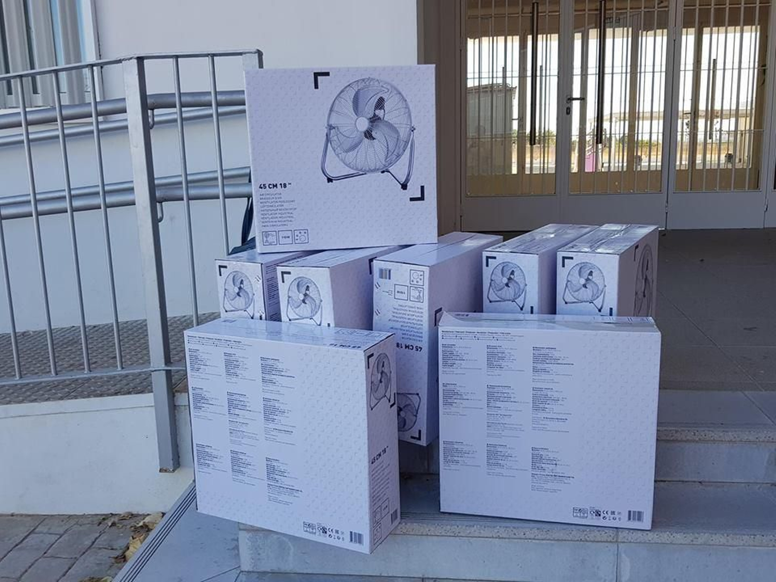 Cajas con los ventiladores instalados en el CEIP San José Obrero.