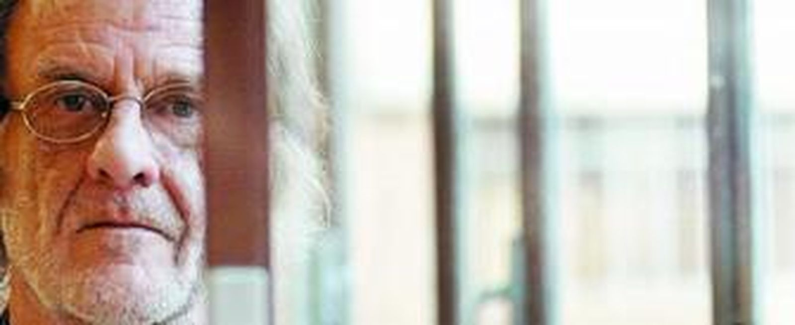 Proyección de 'Un perro llamado dolor' de Luis Eduardo Aute en la Universidad de Granada.