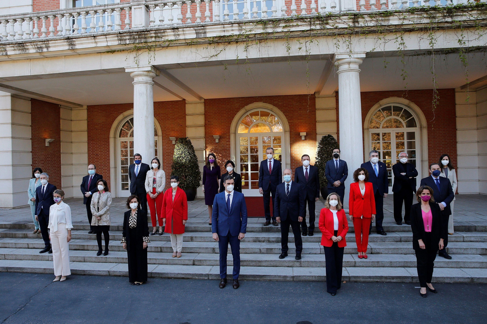 El presidente del Gobierno, Pedro Sánchez (c) posa con sus ministros para la foto de familia antes del Consejo de Ministros en el Palacio de la Moncloa en Madrid este martes.