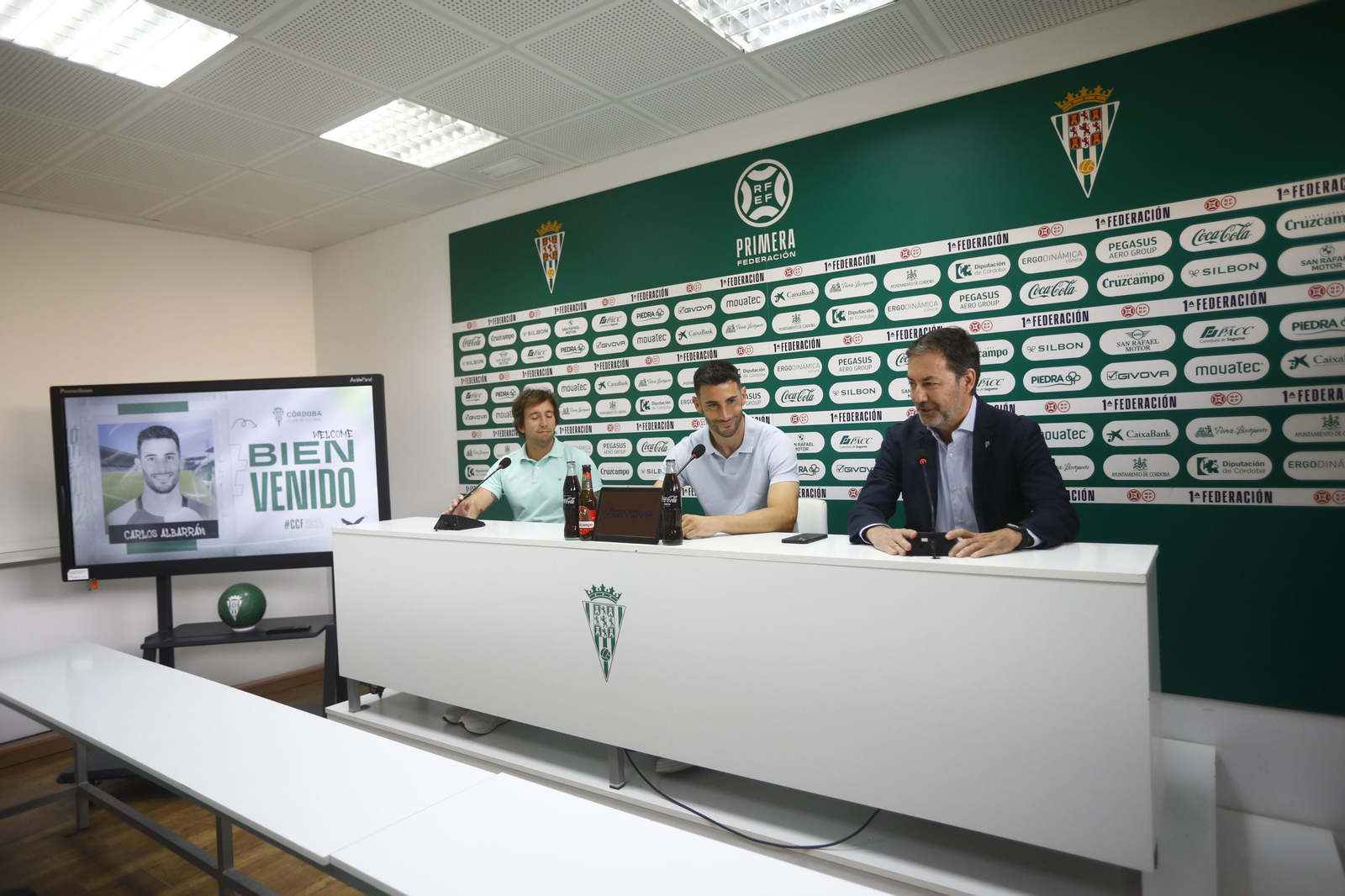 Las mejores fotos de la presentación de Carlos Albarrán con el Córdoba CF