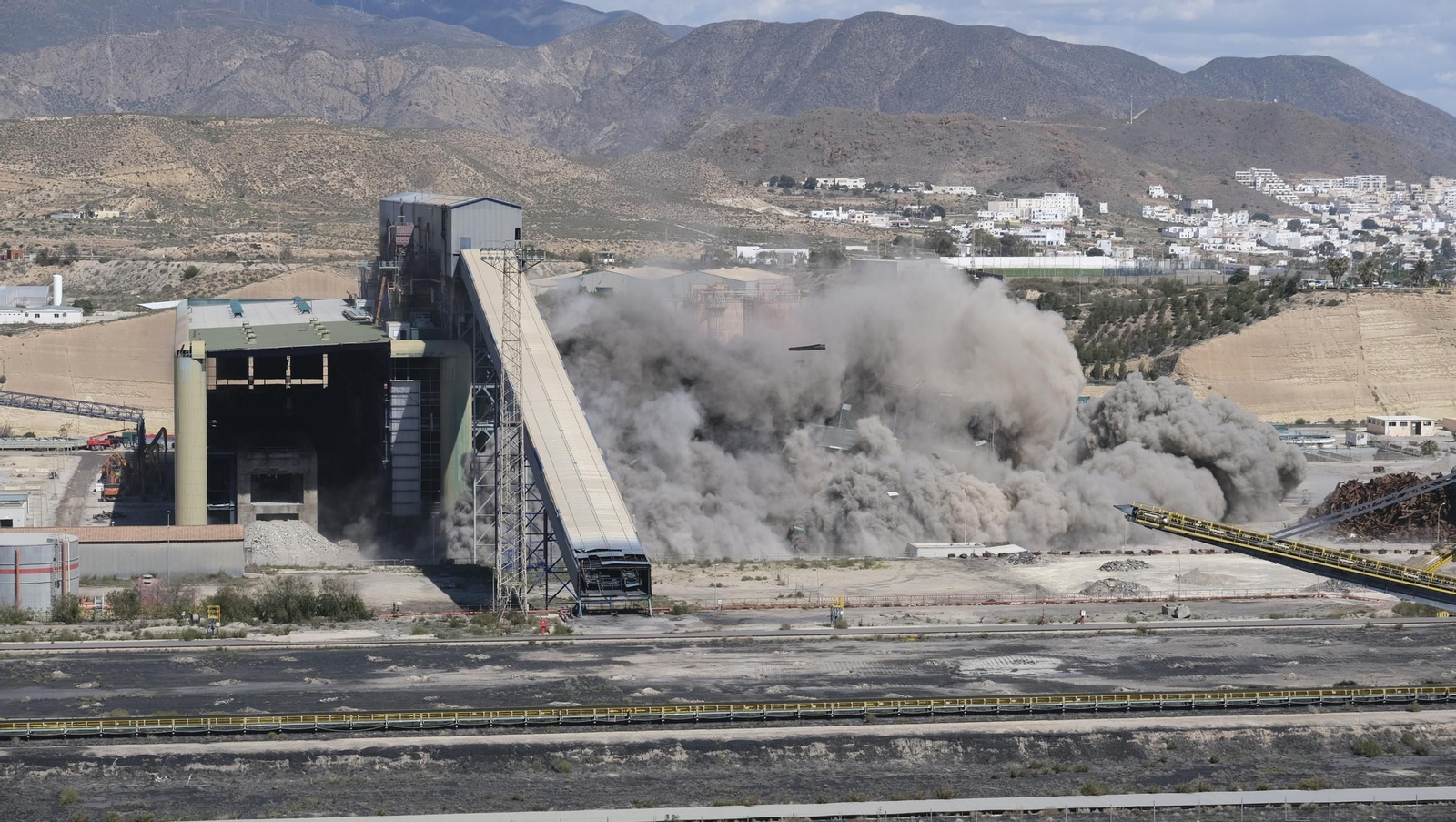 La voladura-demolición de la central térmica de Endesa en Carboneras, en imágenes