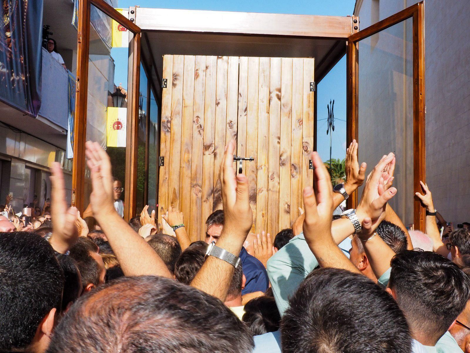 Imágenes de la multitudinaria despedida de la Virgen de la Bella en Lepe antes de la Magna, emulando la de 1954