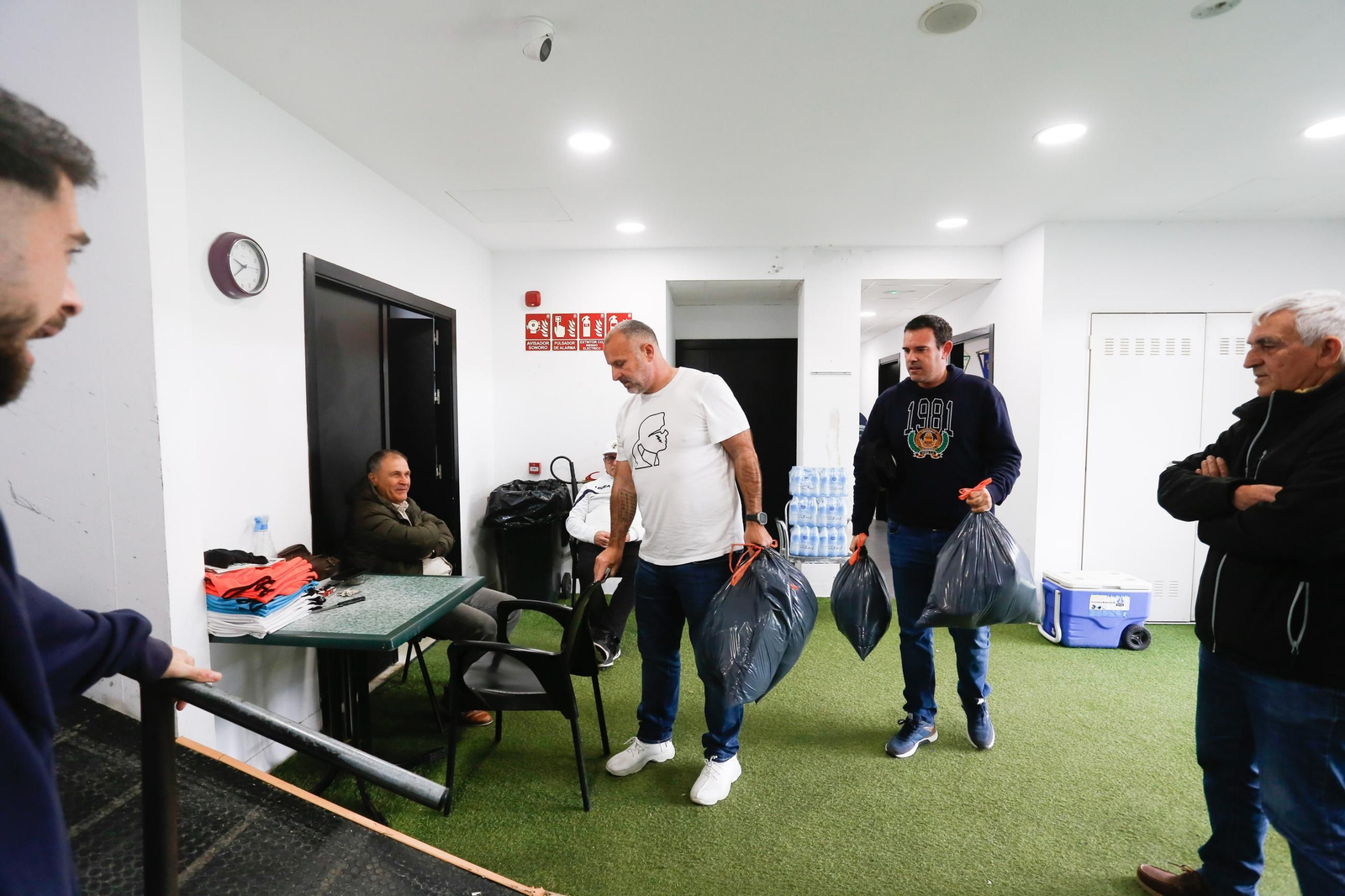 Las fotos del relevo en el banquillo de la Balona