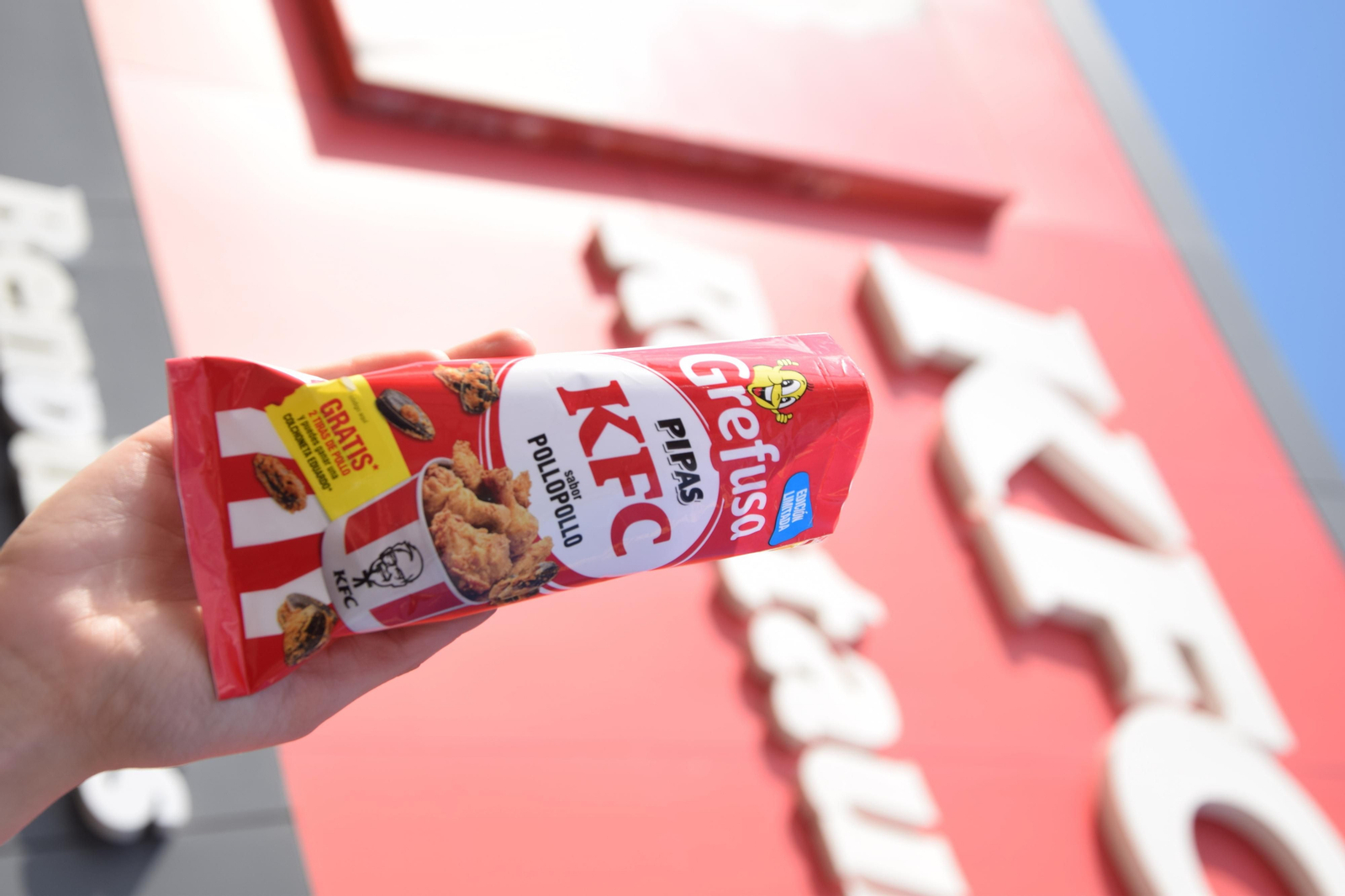 Cada paquete incluye un código promocional que se podrá canjear por dos tiras de pollo haciendo un pedido en www.kfc.es Cada paquete incluye un código promocional que se podrá canjear por dos tiras de pollo haciendo un pedido en www.kfc.es