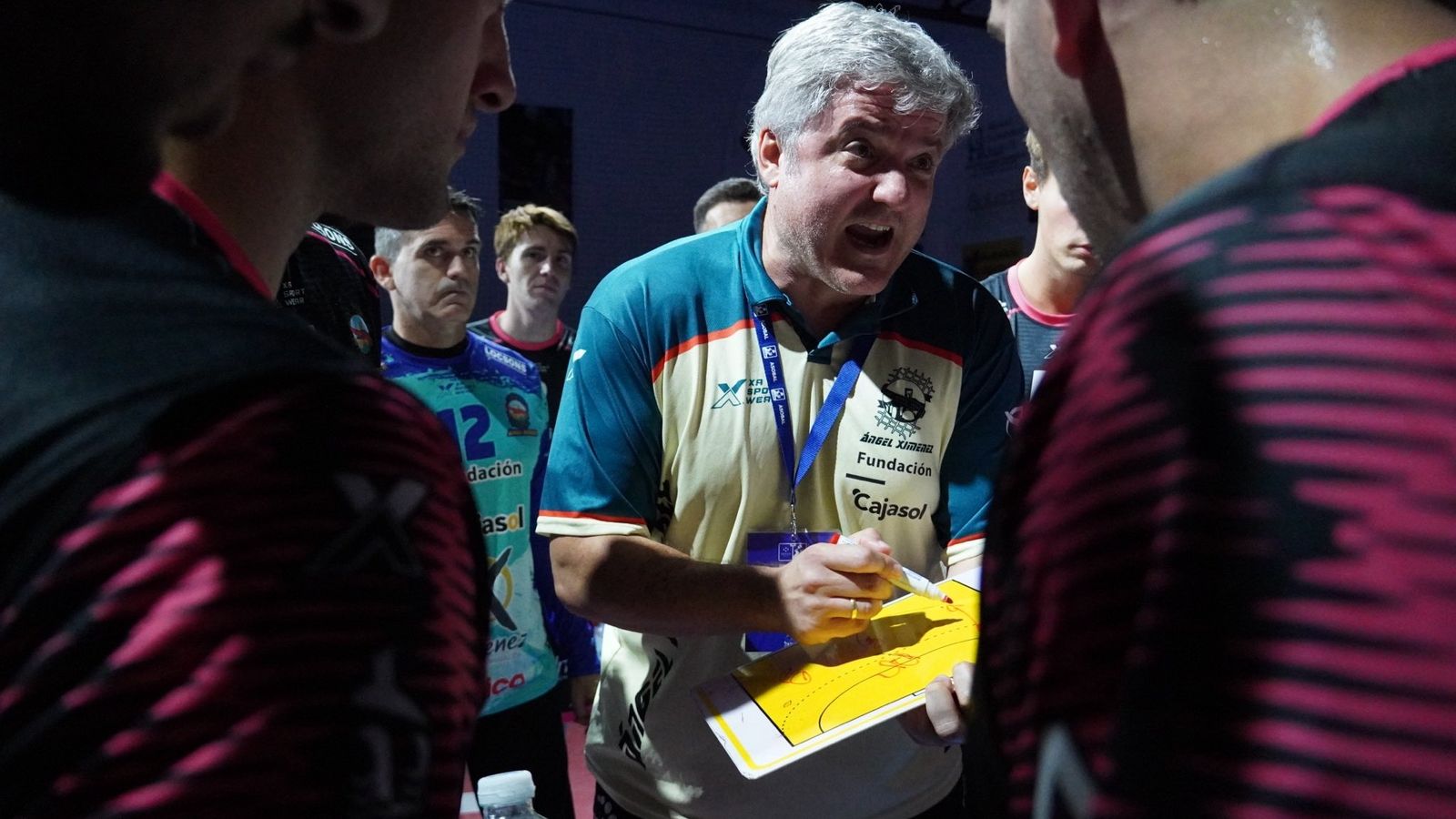 Paco Bustos da órdenes durante un partido de esta temporada.