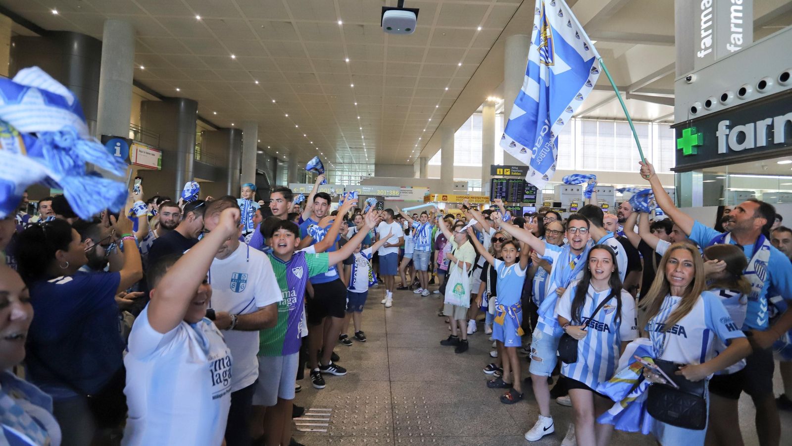 Las fotos de la afición despidiendo al Málaga en el aeropuerto antes de ir a Tarragona