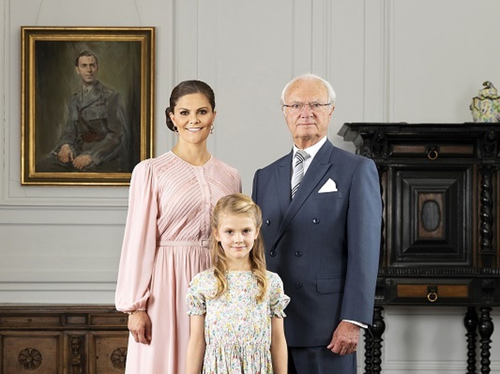 El rey sueco en su nueva foto oficial de 'Tres Generaciones', con la princesa Victoria y su hija Estela