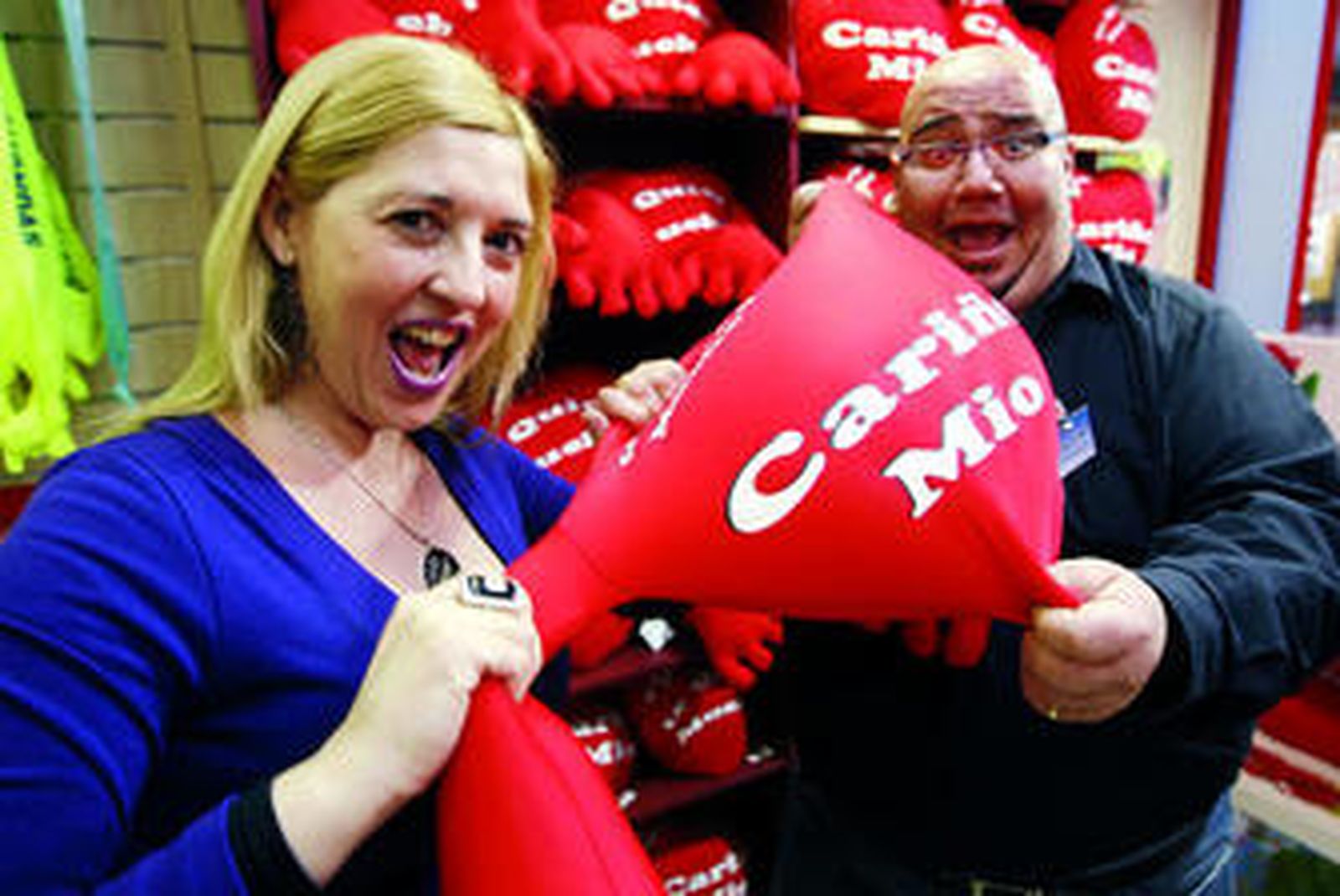 Rosa García y Kevin en su tienda más romantica.