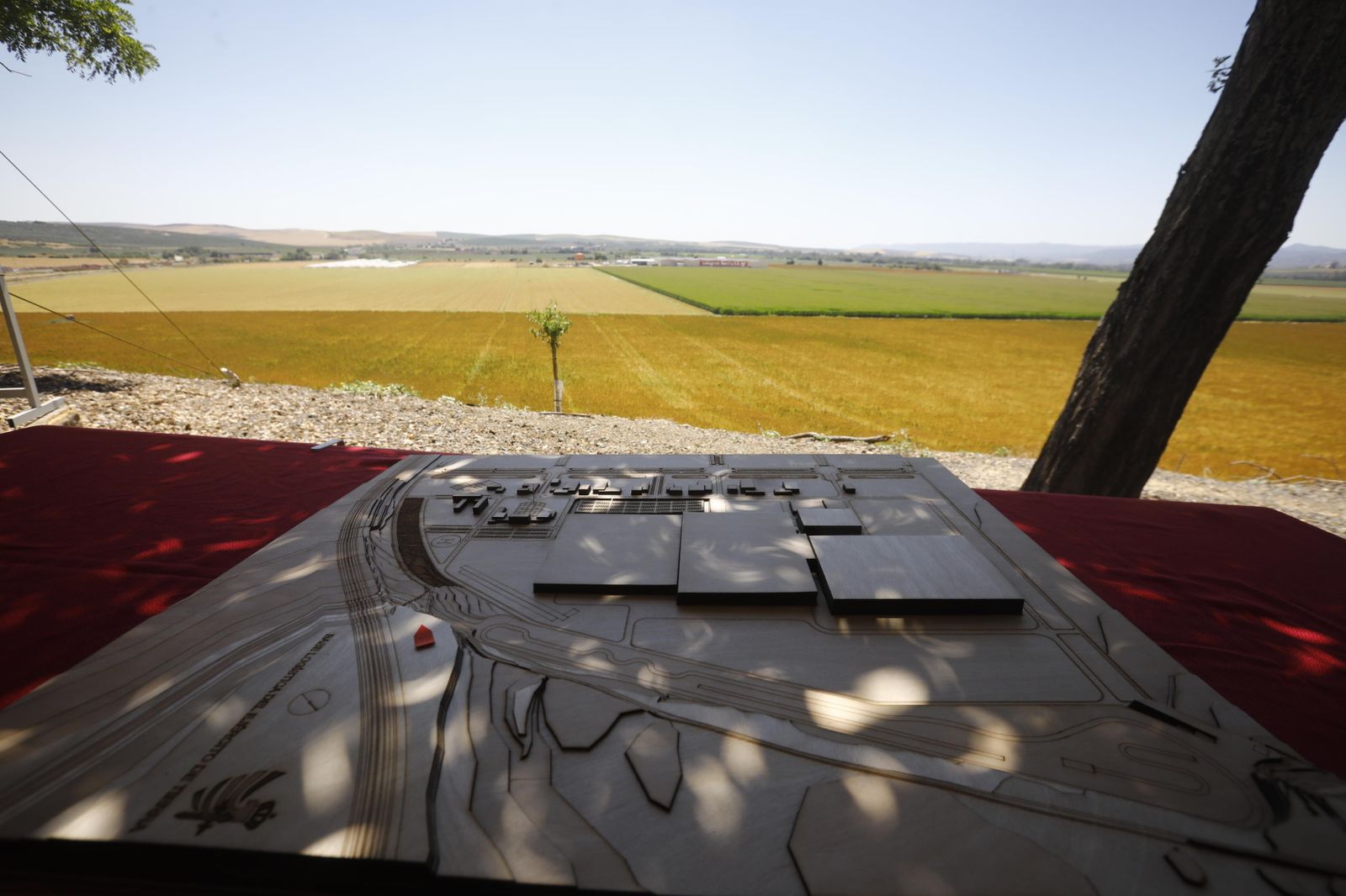 La visita de la ministra de Defensa a Córdoba para conocer la base logística del Ejército, en fotografías