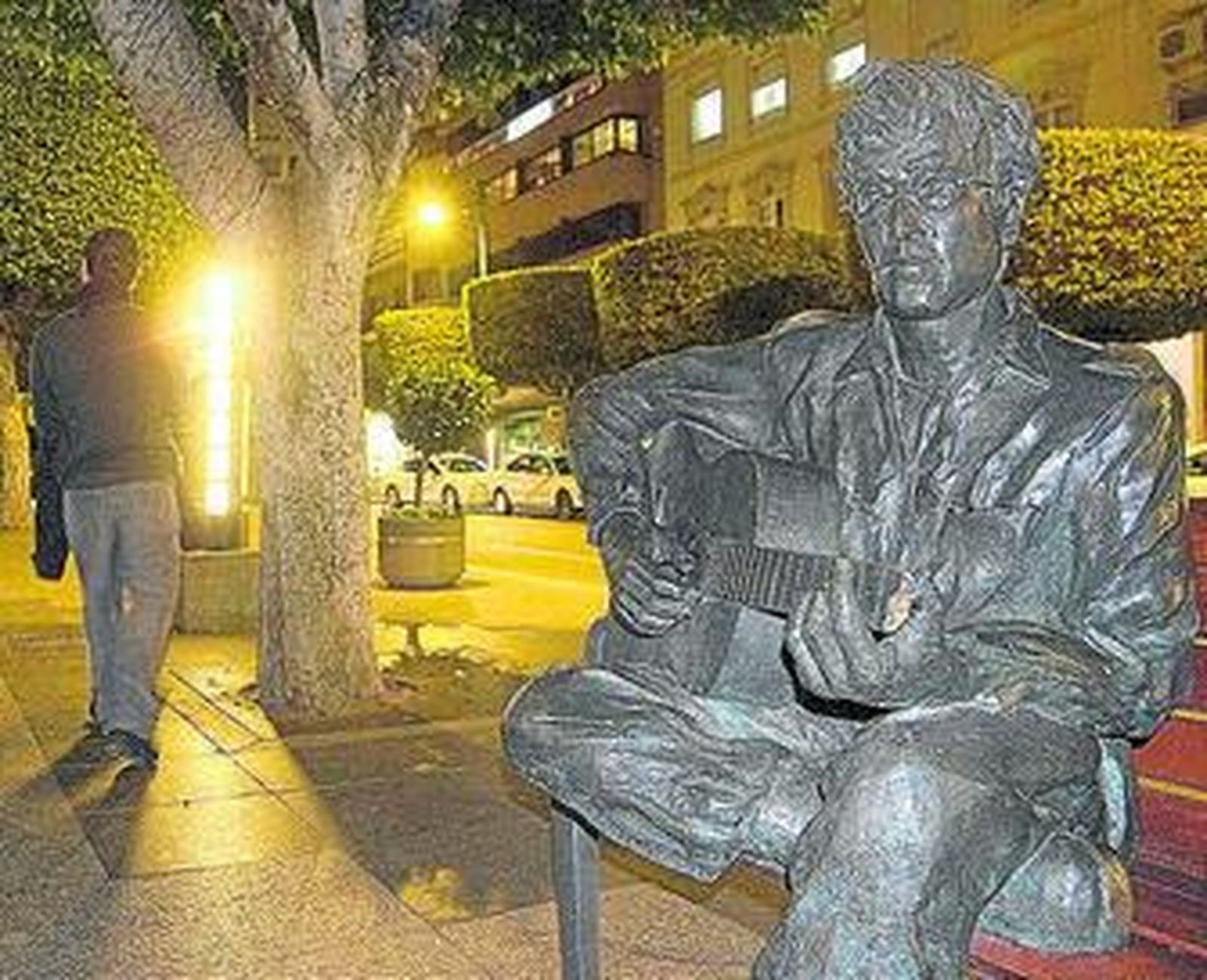 La estatua de John Lennon en el Paseo de Almería.