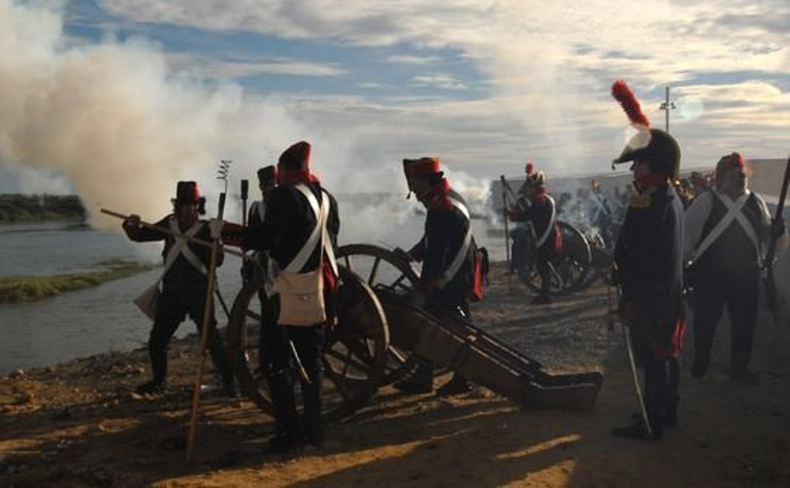Unas 500 personas participan en la recreación de la batalla del Portazgo, en el entorno del puente Zuazo, con motivo del Bicentenario. 

Foto: Rioja