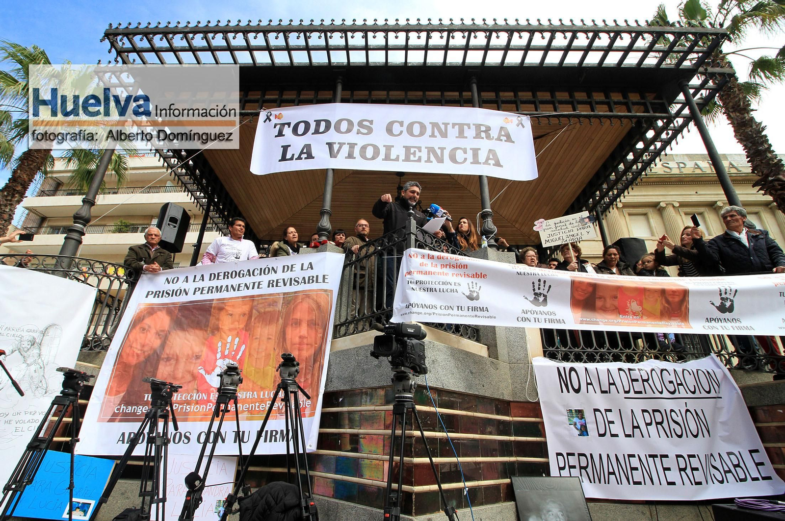 Imágenes de la manifestación contra la derogación de la prisión permanente revisable celebrada en Huelva