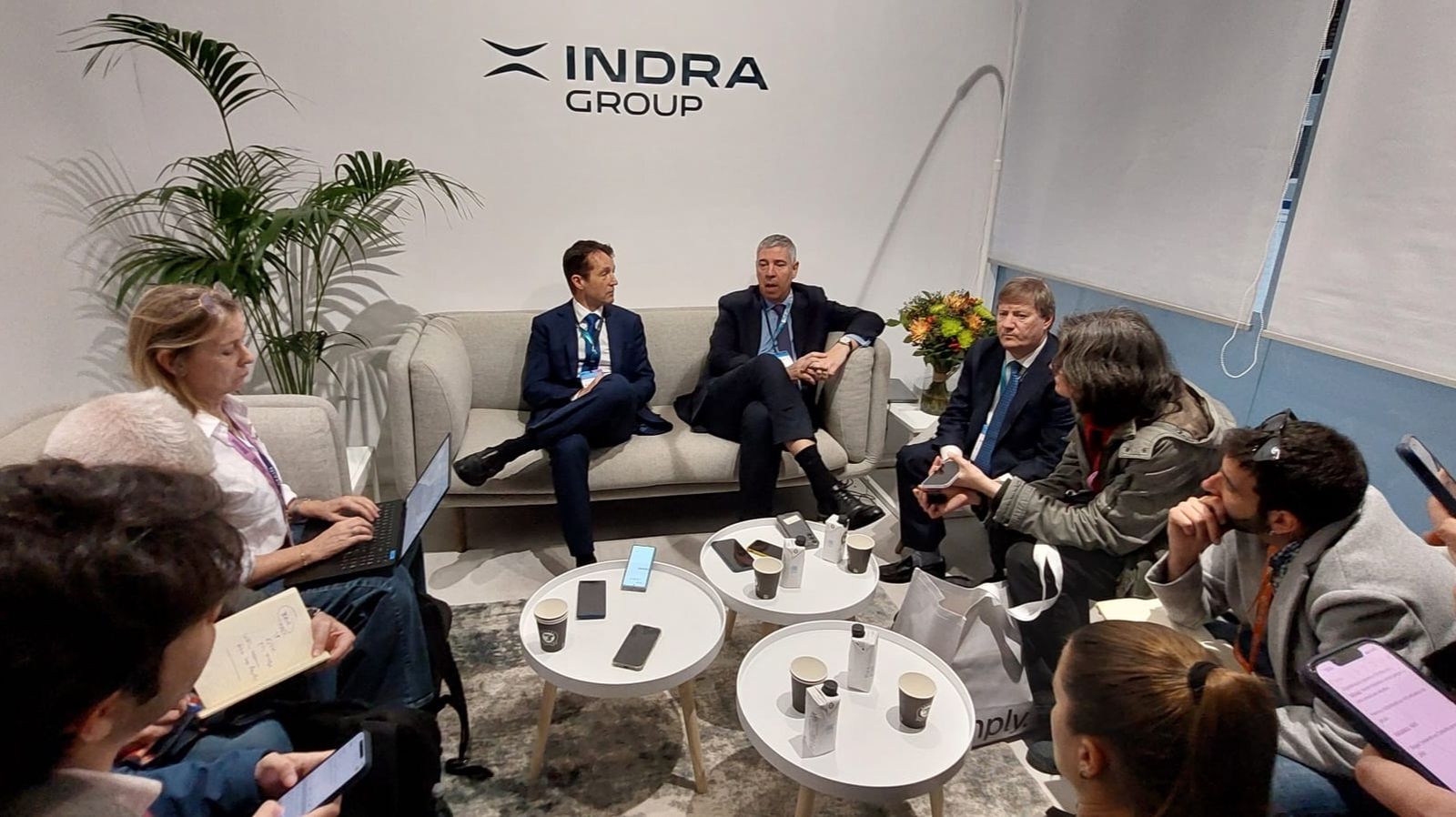 El presidente de Indra Group, Ángel Escribano, y su consejero delegado, José Vicente de los Mozos, en el MWC 2026.