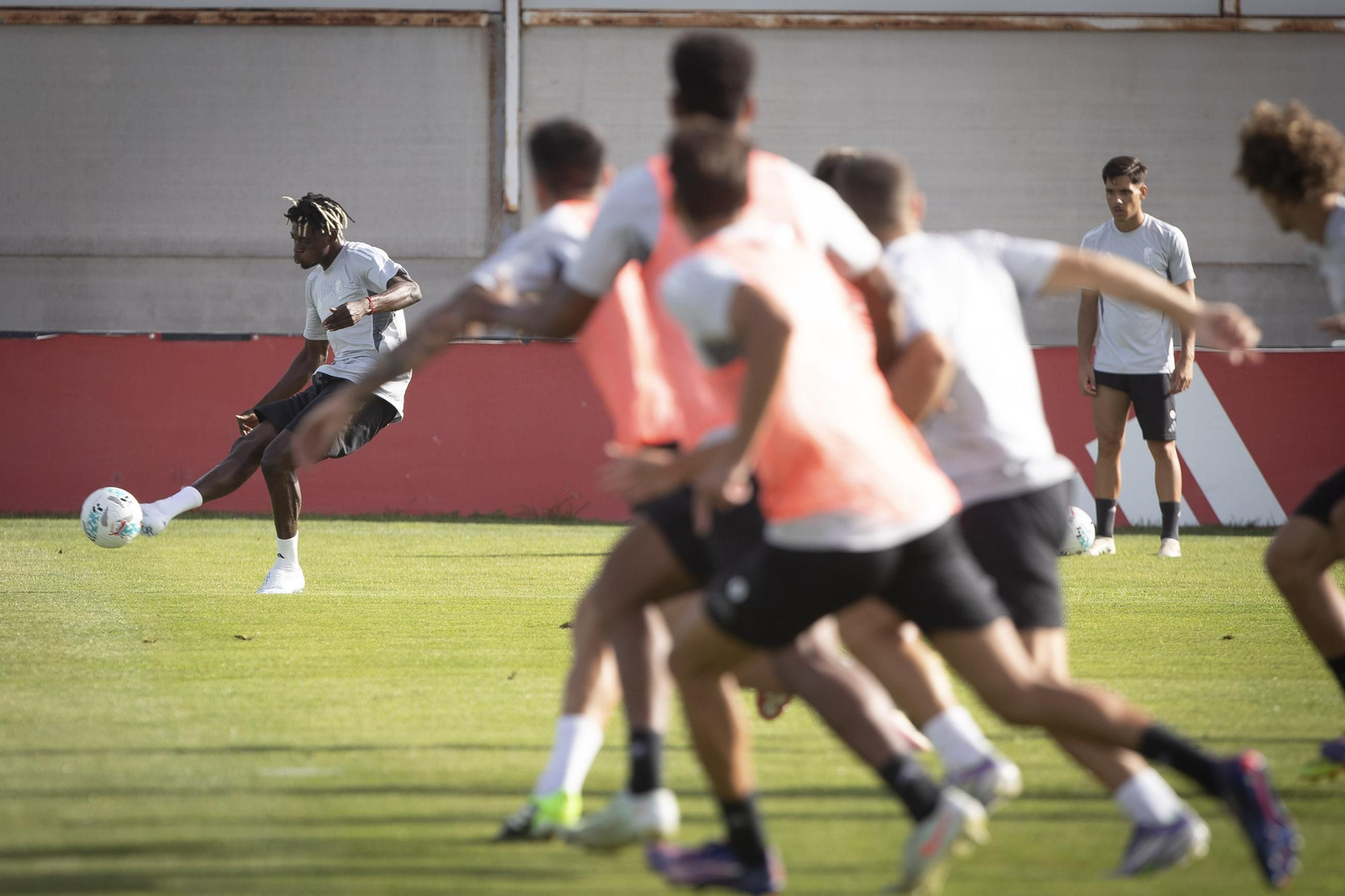 Centro de Oscar en un entrenamiento del Granada CF